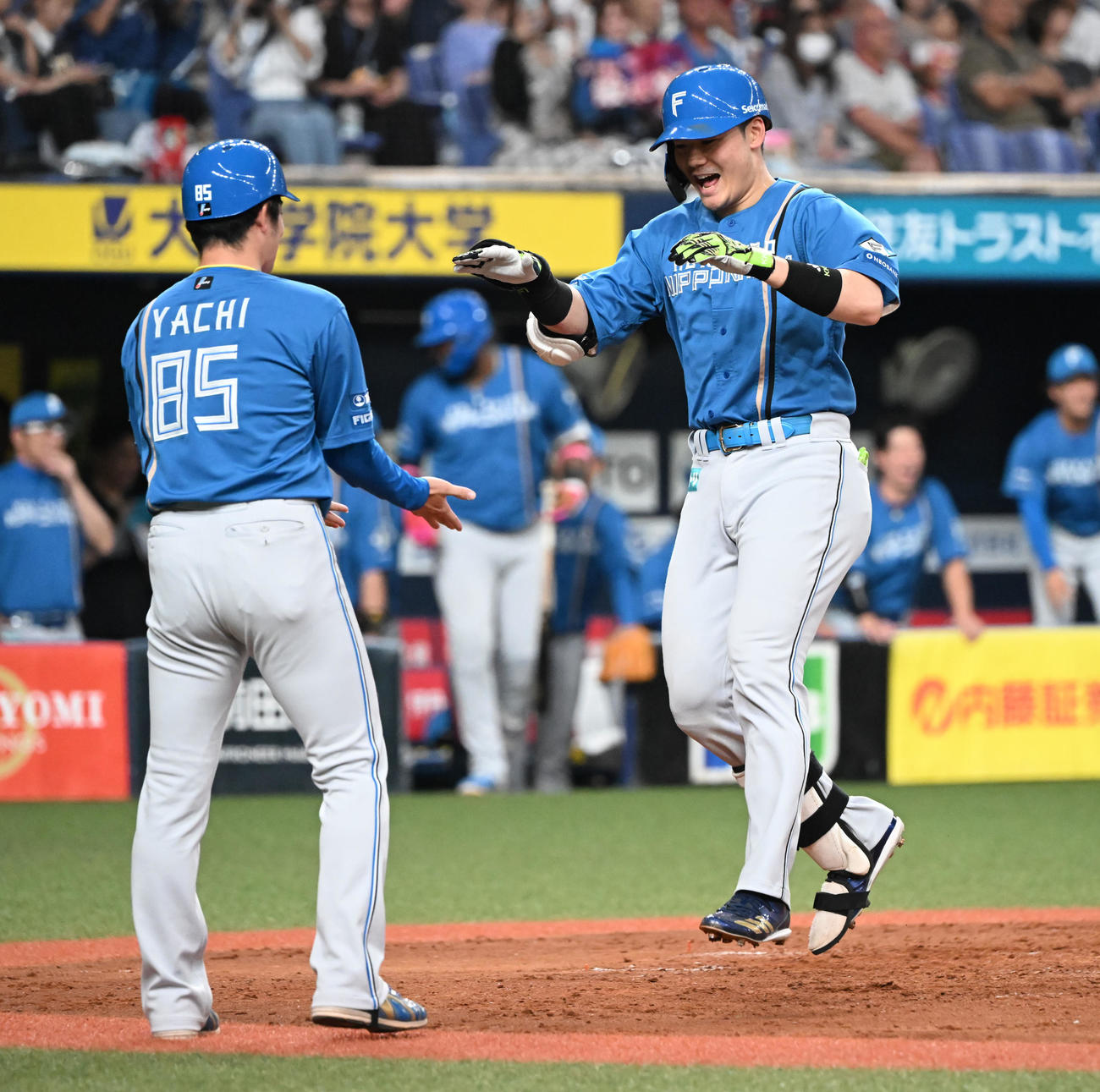 オリックス対日本ハム　5回表日本ハム2死、右越え本塁打を放ちジャンプして生還する清宮幸（撮影・和賀正仁）