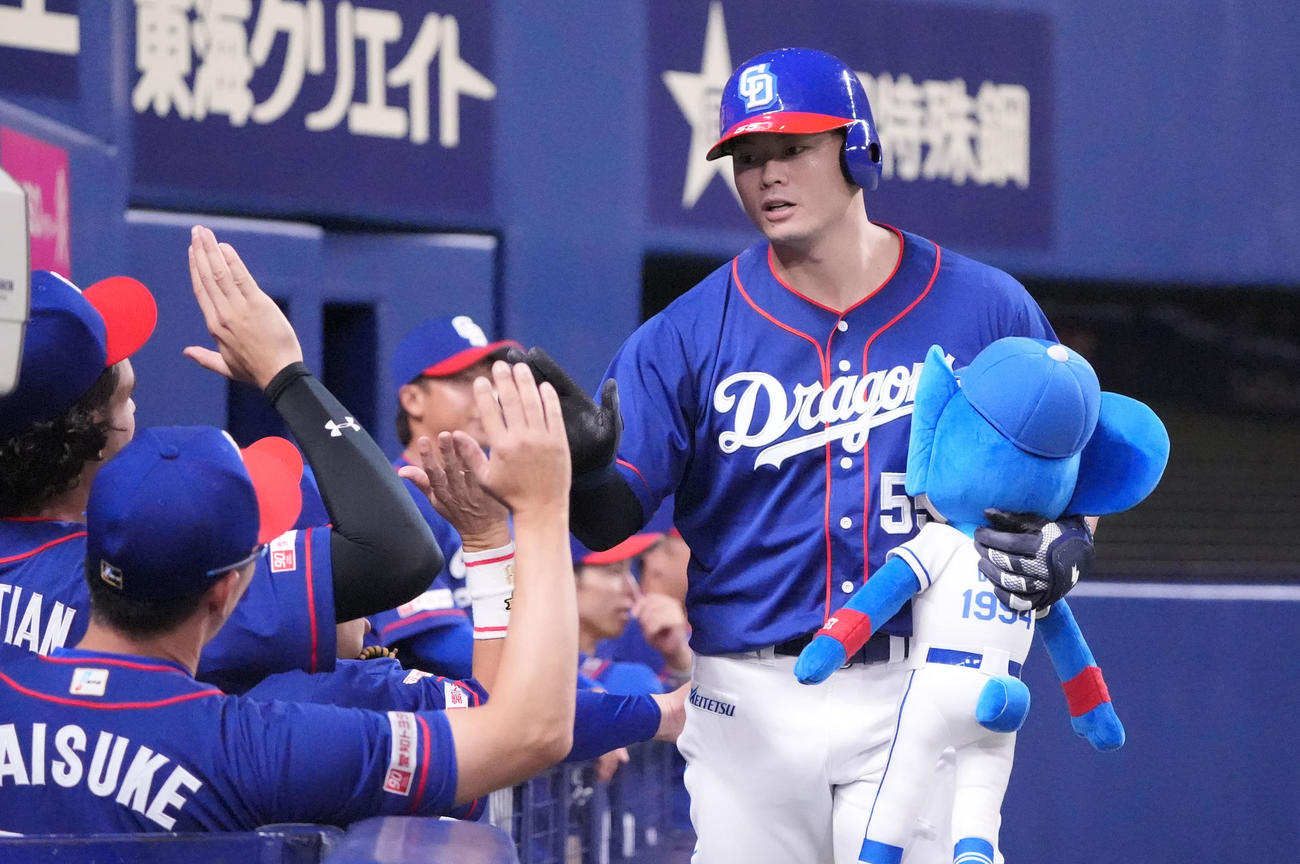 細川は右越え本塁打を放ちナインとタッチを交わす（撮影・森本幸一）
