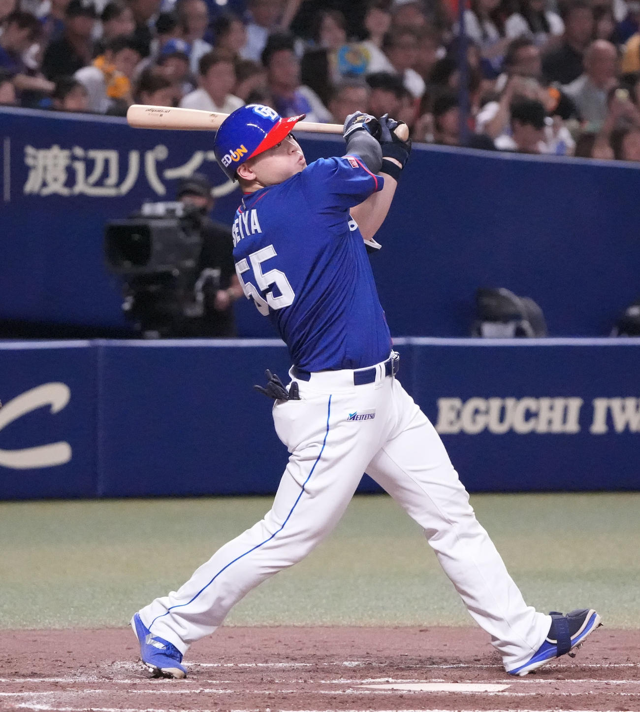 中日対巨人　4回裏中日無死、右越え本塁打を放つ細川（撮影・森本幸一）