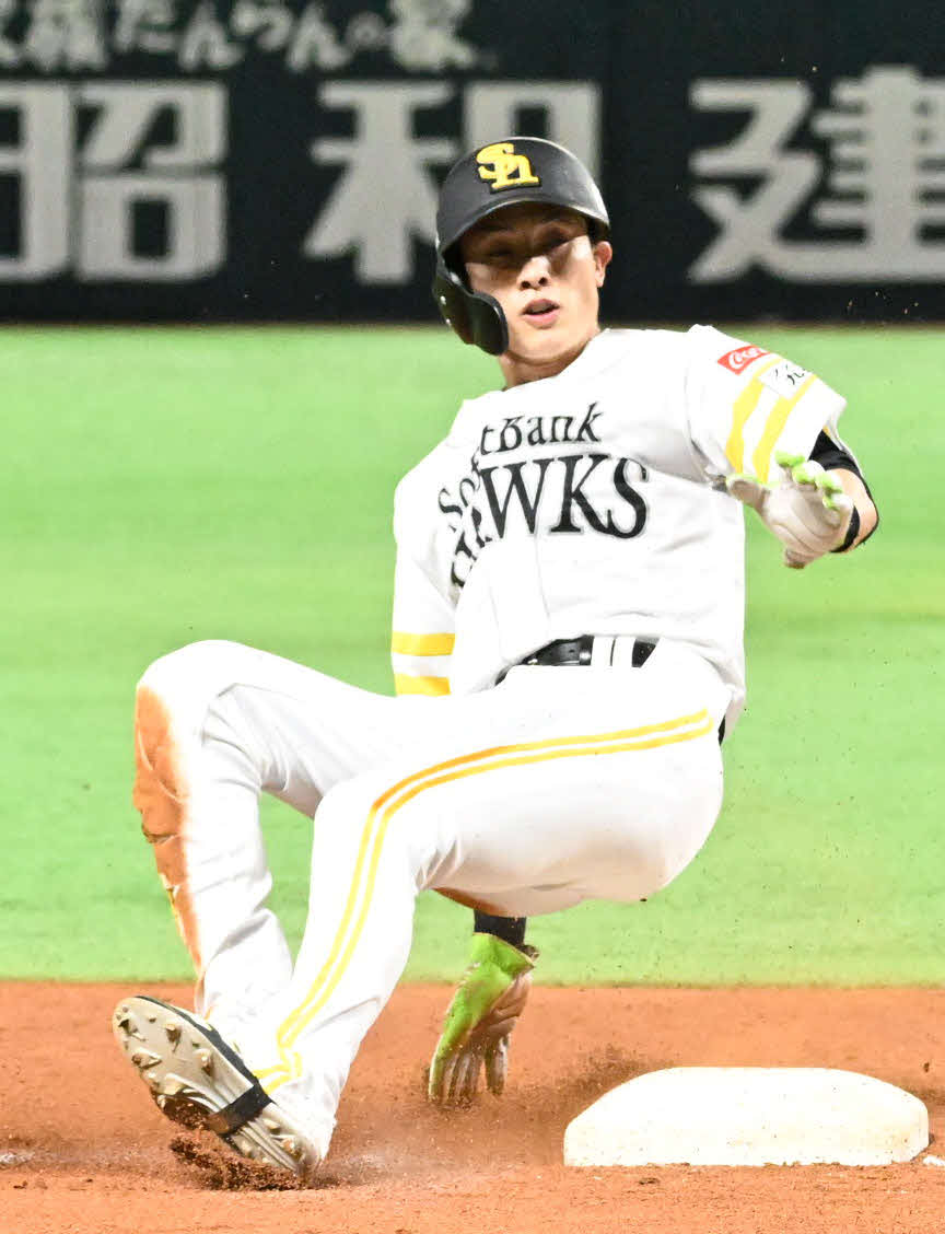 ソフトバンク対楽天　5回裏2死一塁、牧原大の内野安打で三塁に滑り込む周東（撮影・林敢治）