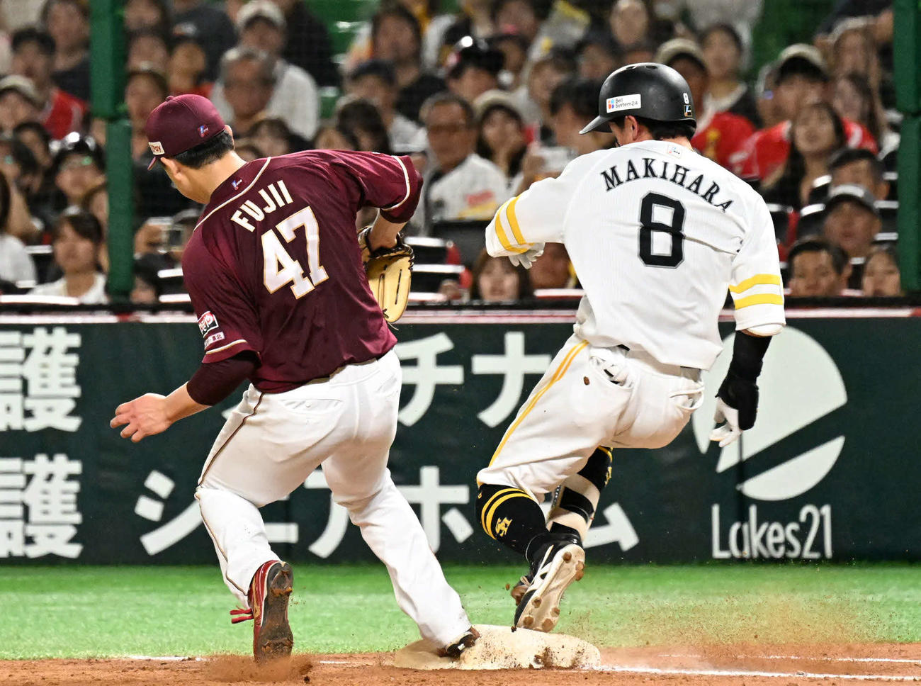 ソフトバンク対楽天　5回裏2死一塁、牧原大（右）は内野安打を放つ（撮影・林敢治）