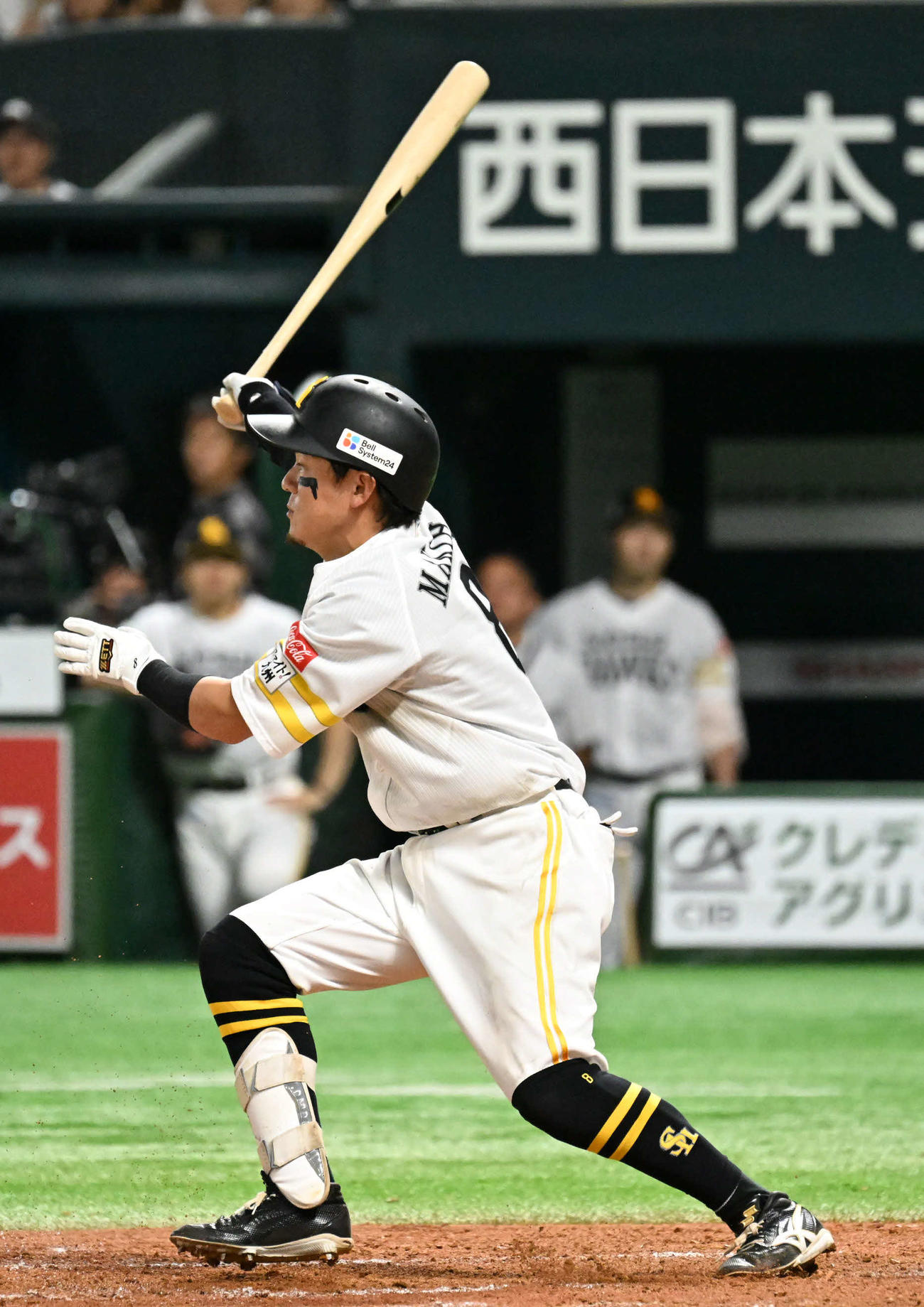 ソフトバンク対楽天　5回裏2死一塁、牧原大は内野安打を放つ（撮影・林敢治）