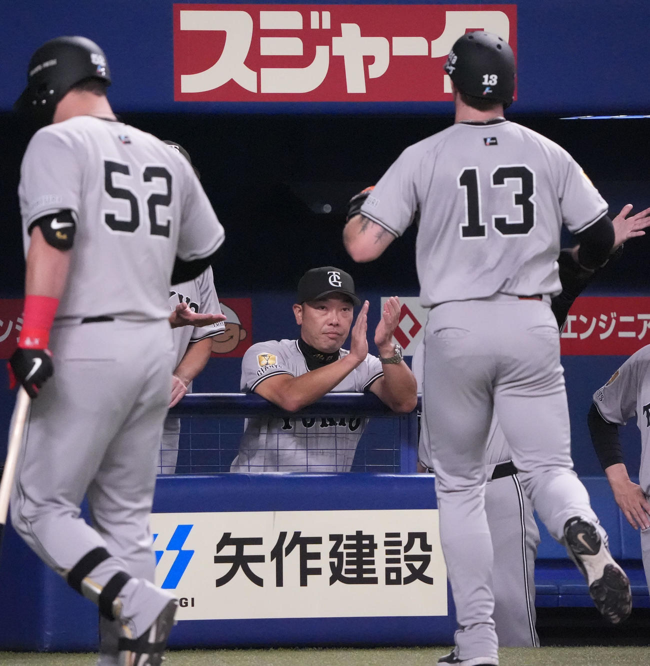 中日対巨人　1回表巨人2死一、二塁、阿部監督（中央）は岸田の右中間適時二塁打で生還したキャベッジを迎える（撮影・森本幸一）