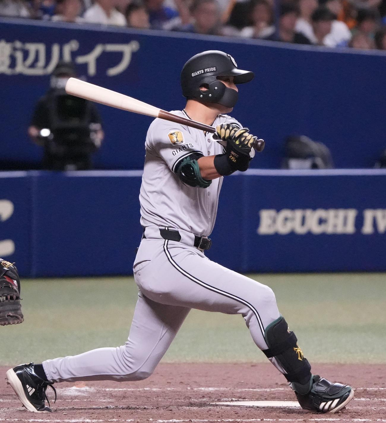 中日対巨人　5回表巨人2死満塁、右2点適時二塁打を放つ吉川（撮影・森本幸一）