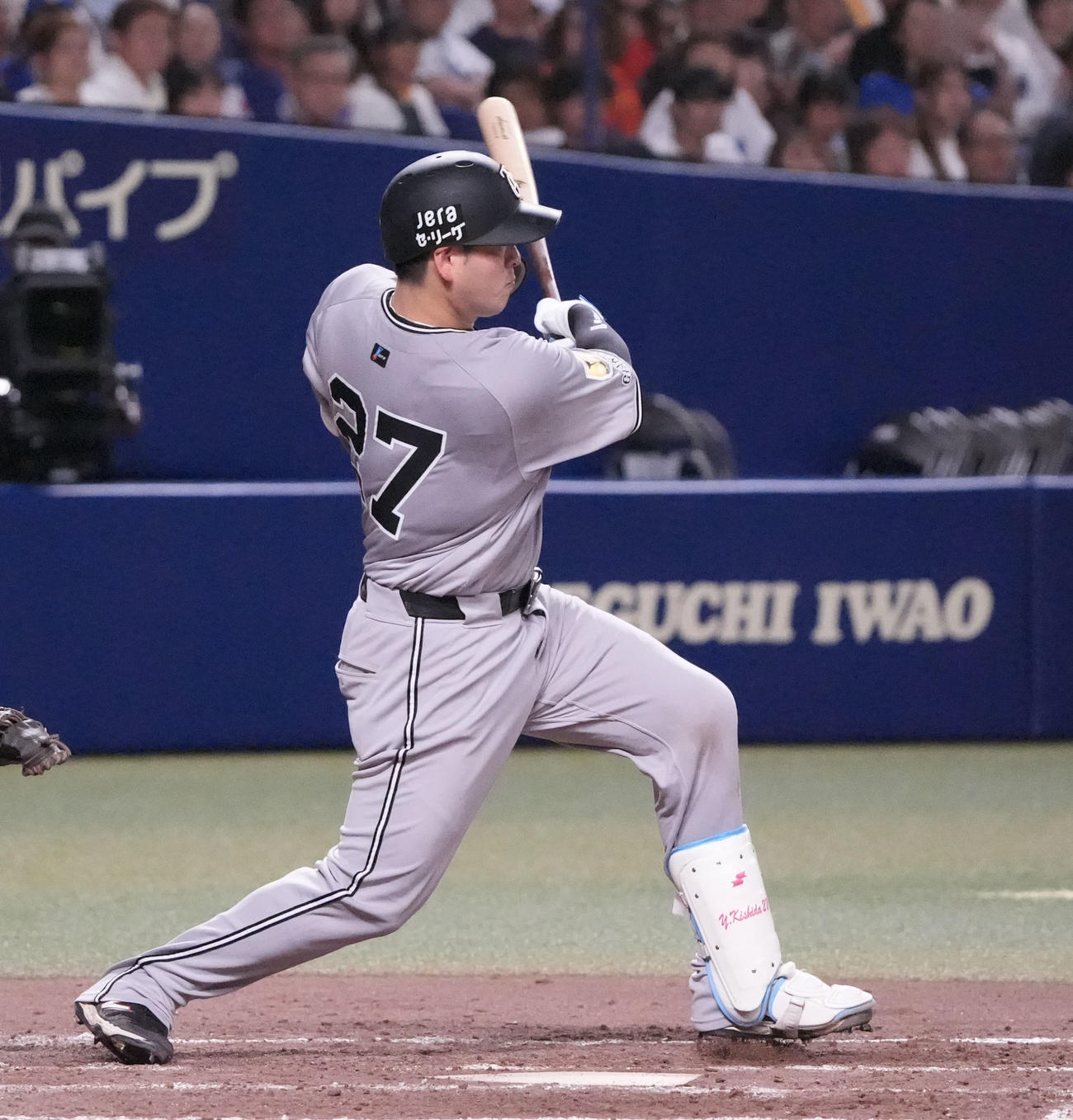 中日対巨人　5回表巨人1死一、二塁、左前適時打を放つ岸田（撮影・森本幸一）