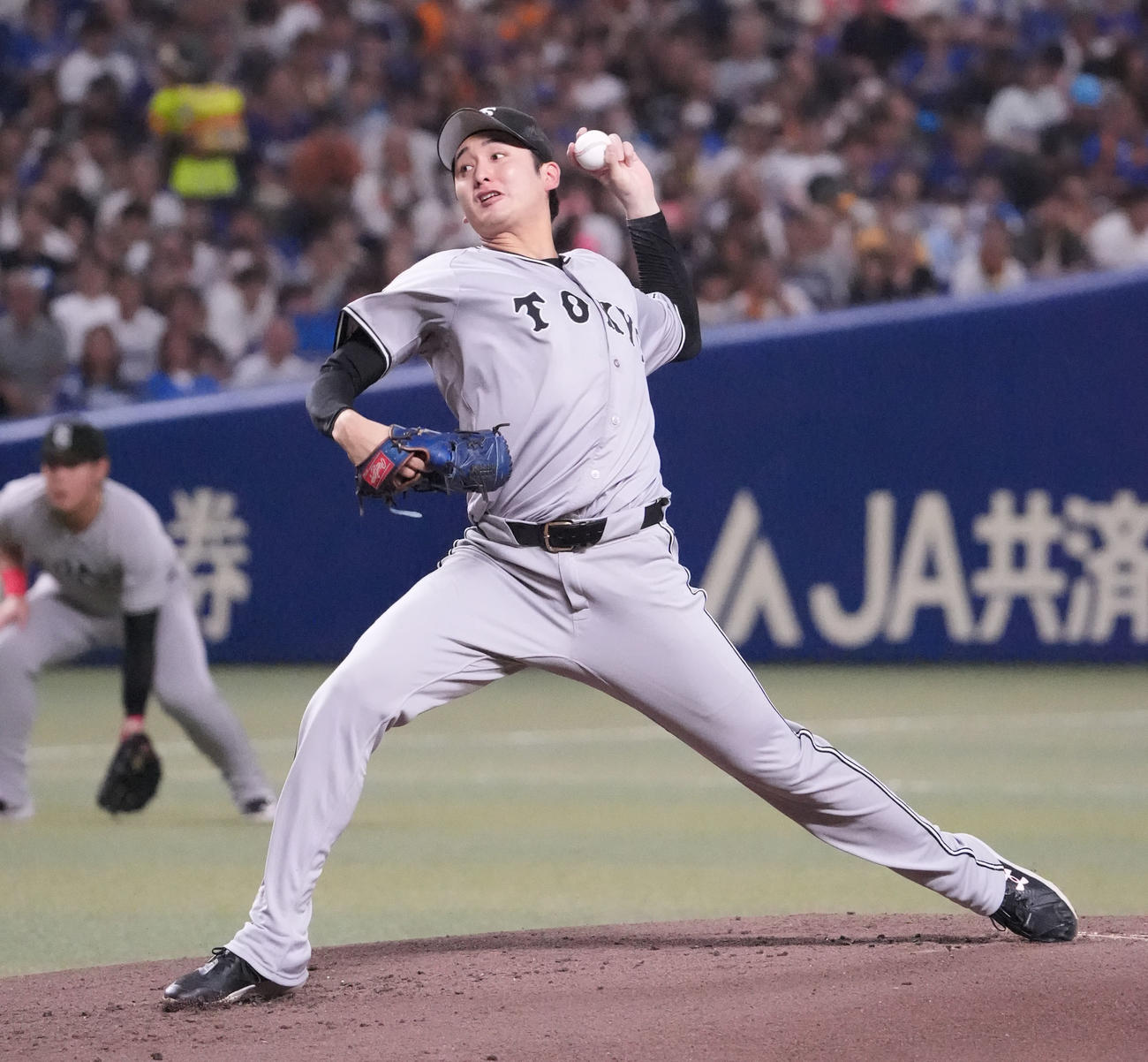 中日対巨人　1回裏、登板する巨人先発の横川（撮影・森本幸一）
