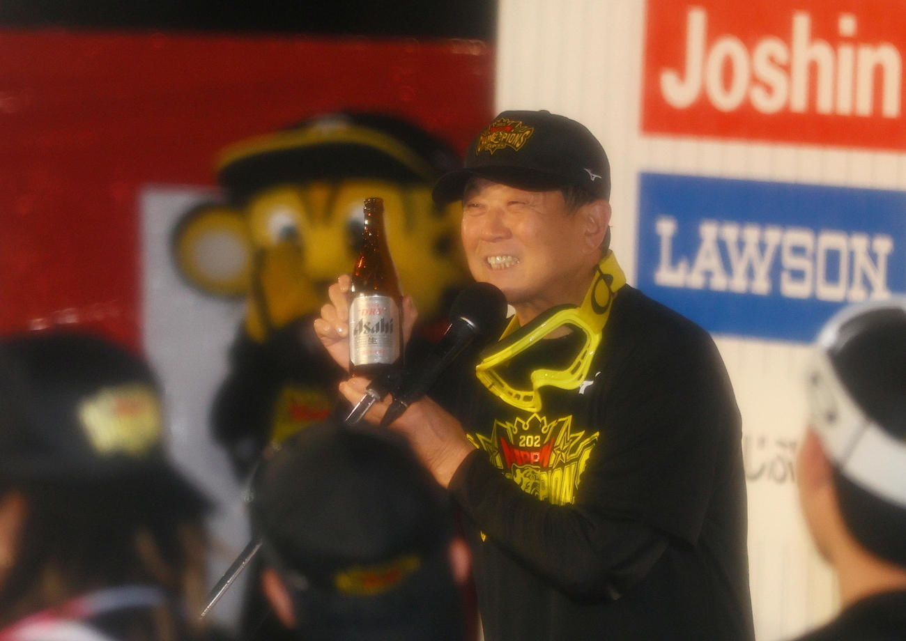 祝勝会で中締めする阪神平田勝男ヘッドコーチ（当時）＝23年11月５日