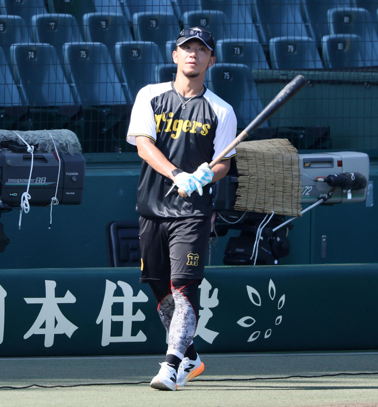 阪神対広島　練習でバットを持つ伊藤将（撮影・加藤哉）