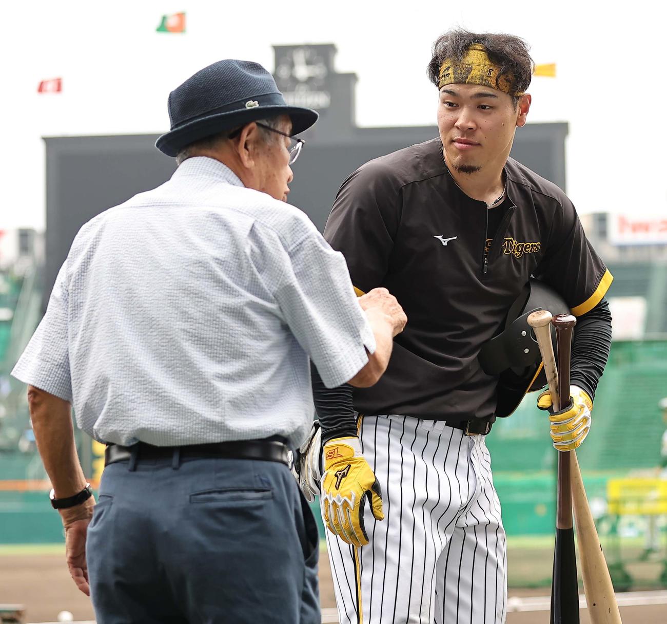 吉田氏（左）の話を聞く佐藤輝（2023年9月撮影）