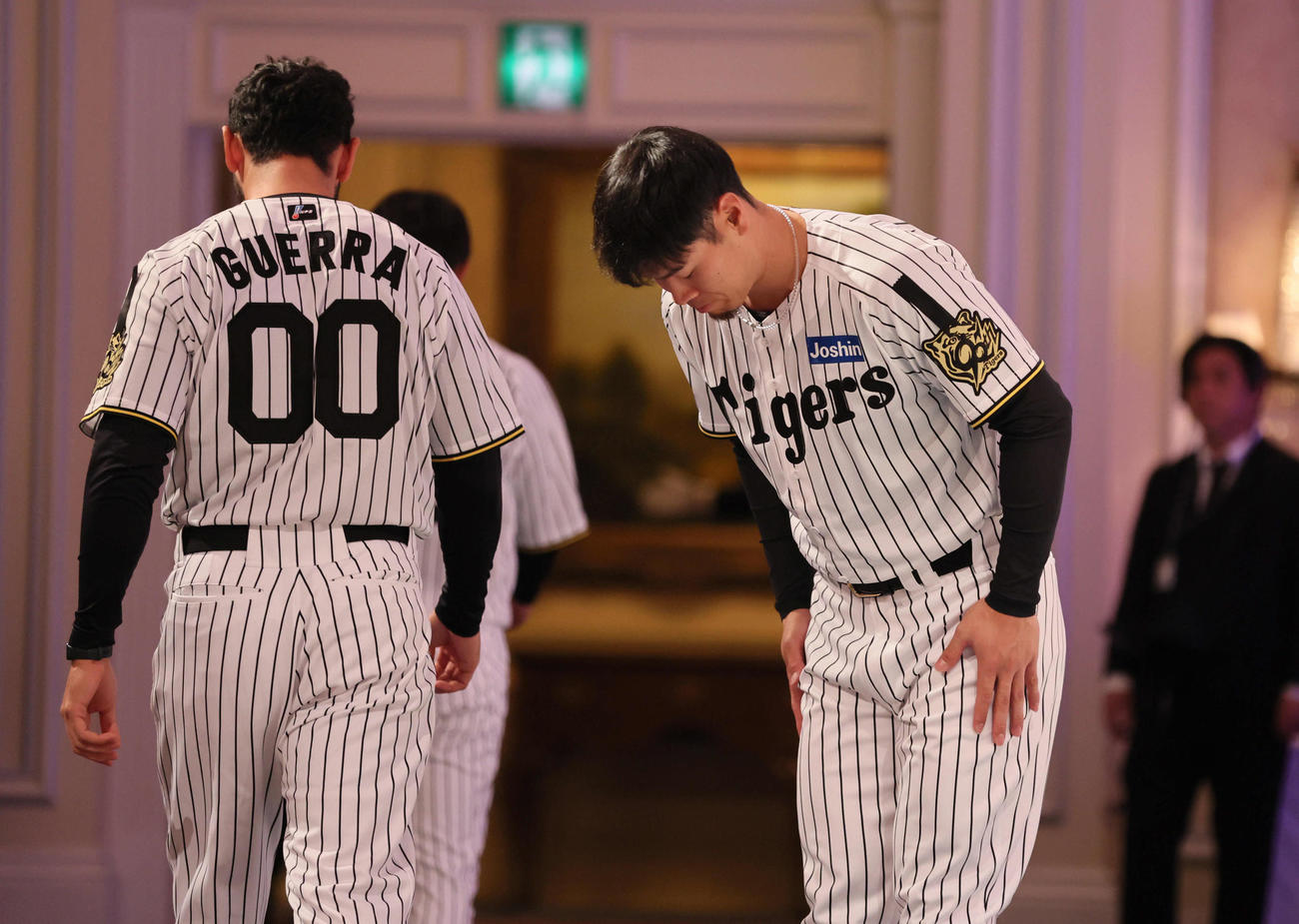 吉田義男さんお別れの会で深々とお辞儀する佐藤輝明