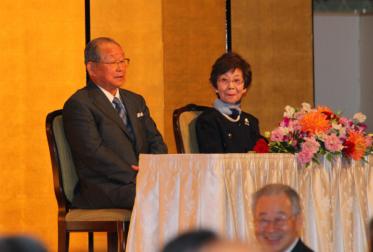 2011年3月、京都スポーツの殿堂入りを果たした吉田義男氏は祝賀会を急きょ東日本大震災復興チャリティーを兼ねた記念会とする。右は篤子夫人