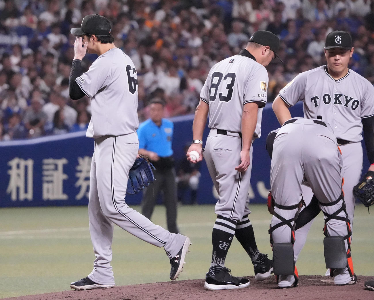 5回裏中日無死満塁、マウンドを降りる横川（左）左から2人目は阿部監督（撮影・森本幸一）