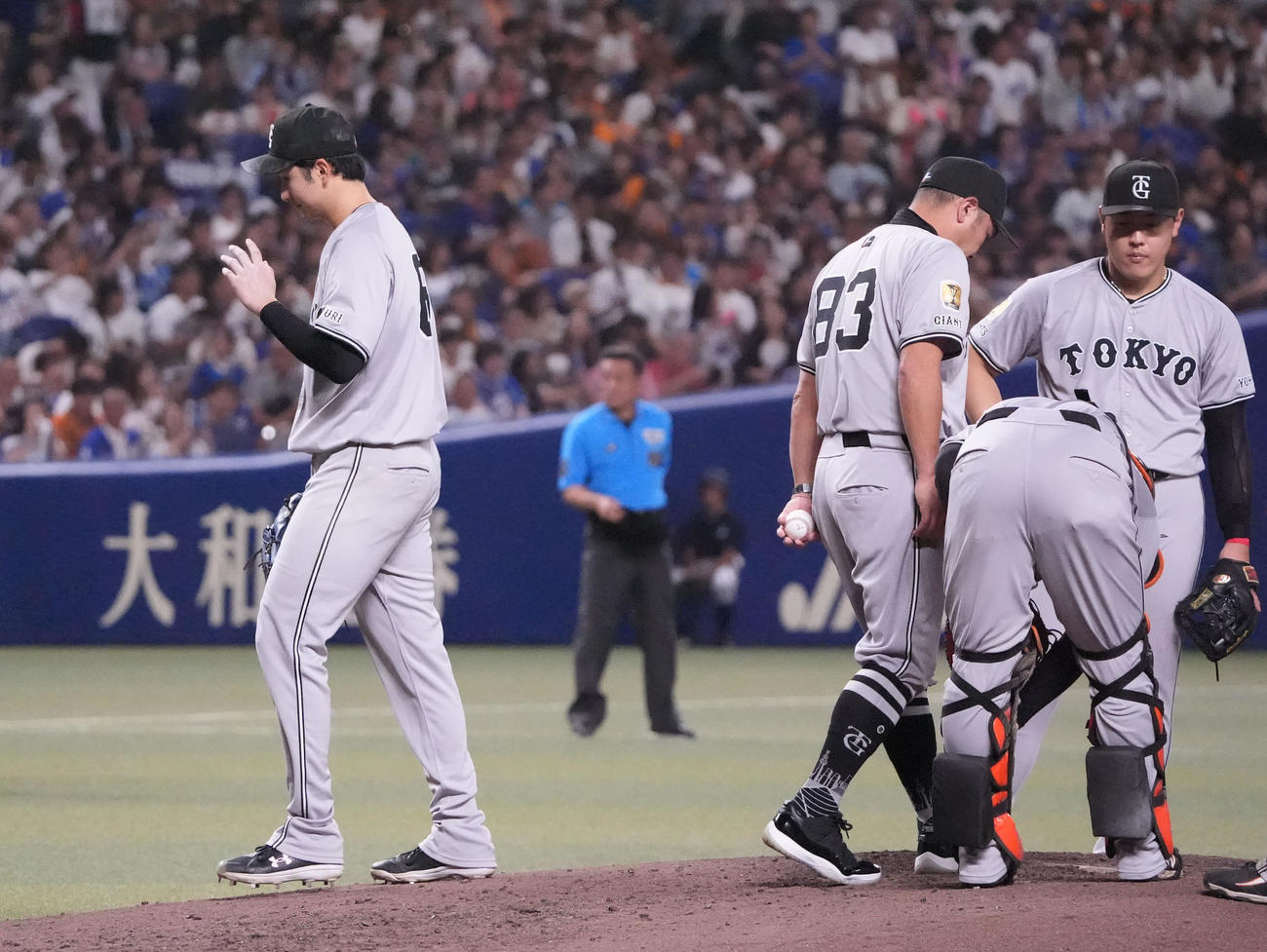 中日対巨人　5回裏中日無死満塁、マウンドを降りる横川（左）左から2人目は阿部監督（撮影・森本幸一）