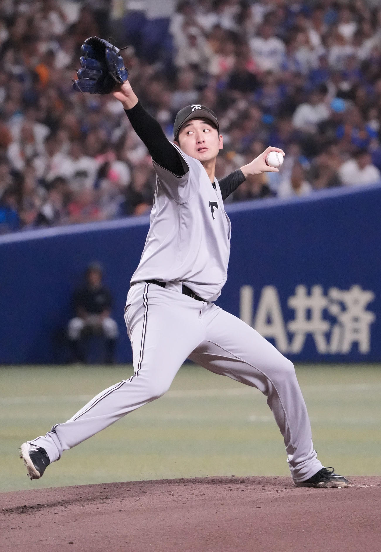 中日対巨人　1回裏、登板する巨人先発の横川（撮影・森本幸一）