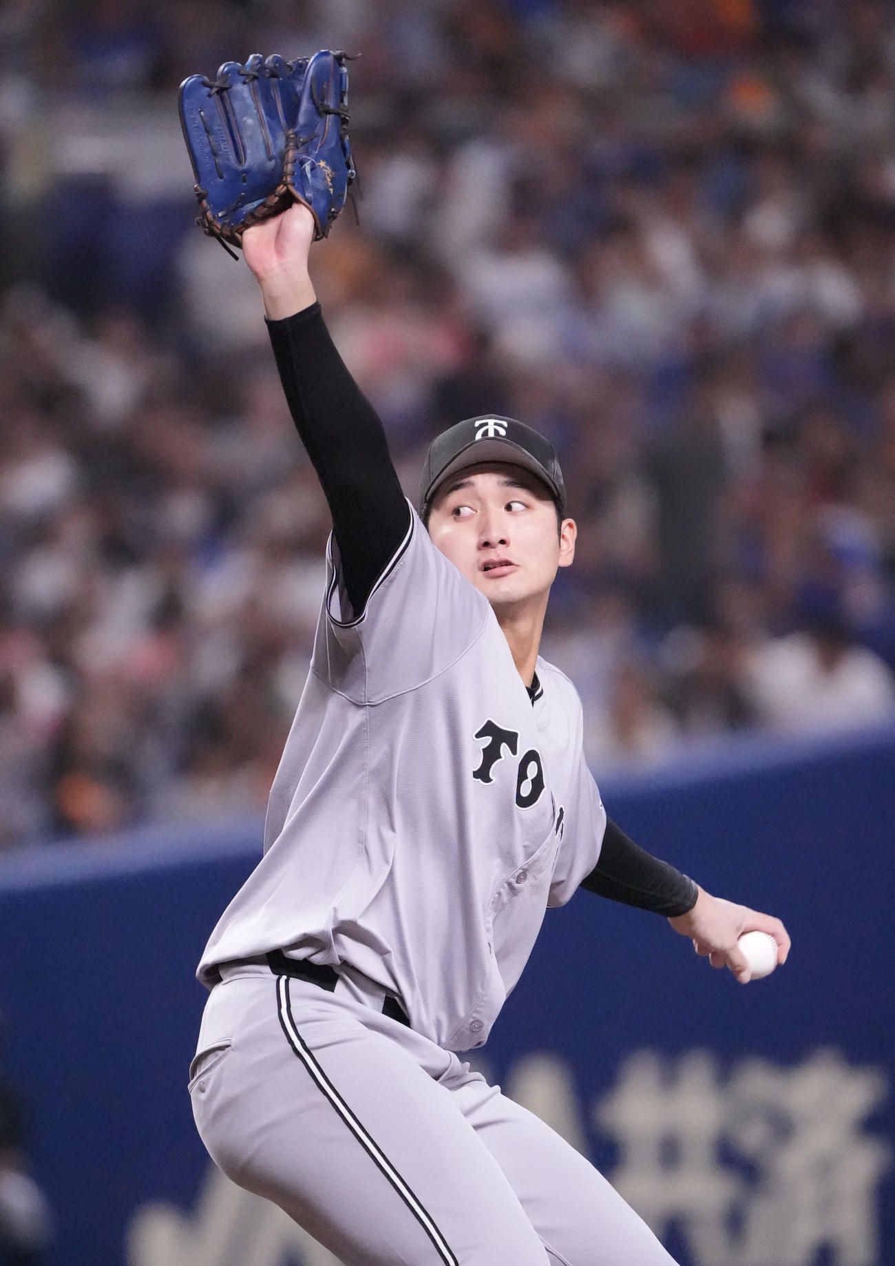中日対巨人　1回裏、登板する巨人先発の横川（撮影・森本幸一）