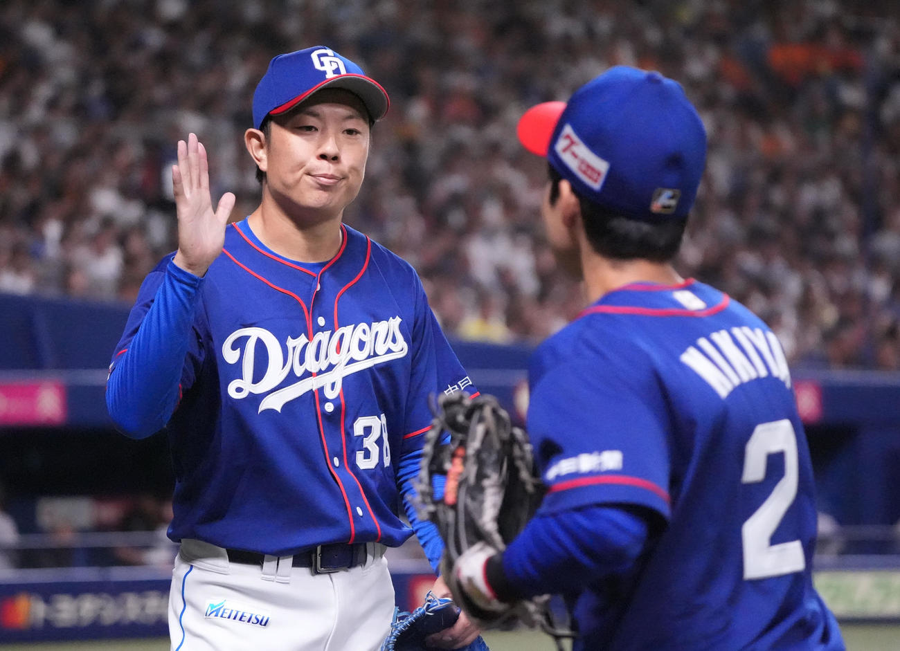 中日対巨人　3回表終了、松葉（左）は好守を見せた田中とタッチを交わす（撮影・森本幸一）