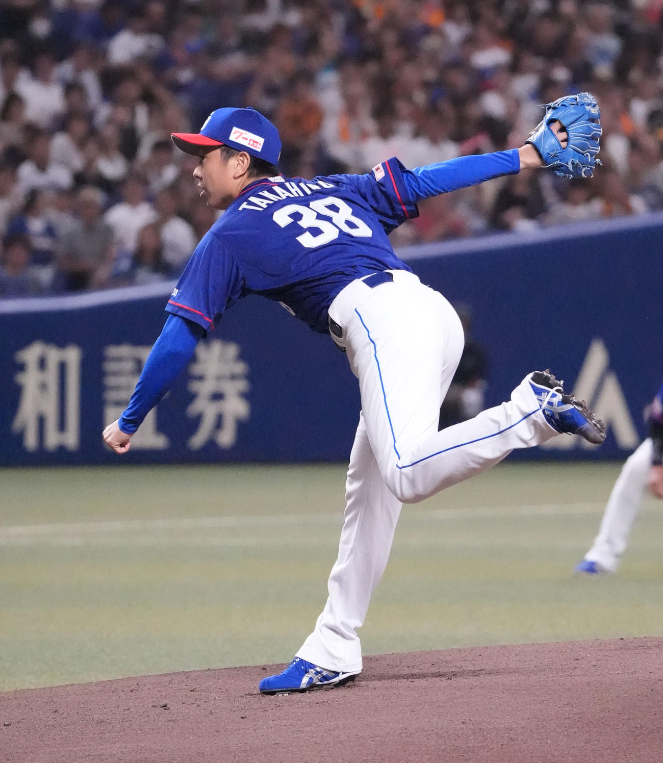 中日対巨人　1回表、登板する中日先発の松葉（撮影・森本幸一）