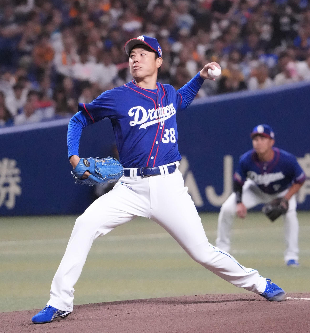 中日対巨人　1回表、登板する中日先発の松葉（撮影・森本幸一）