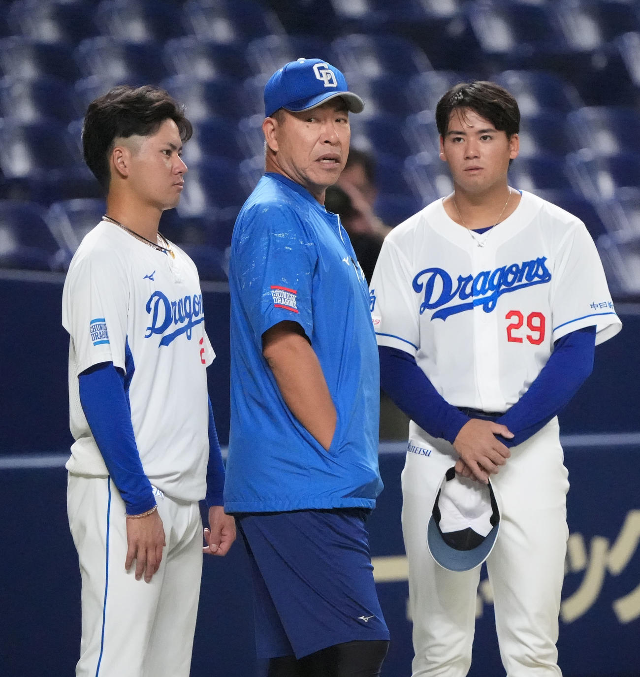 中日対巨人　試合前、言葉を交わす左から金丸、井上監督、松木平（撮影・森本幸一）