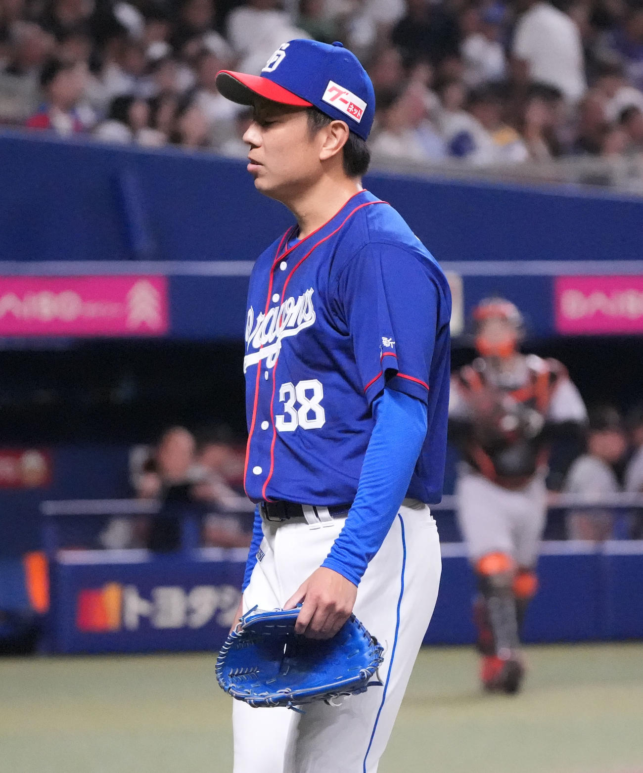 中日対巨人　5回表終了、ベンチへ戻る松葉（撮影・森本幸一）
