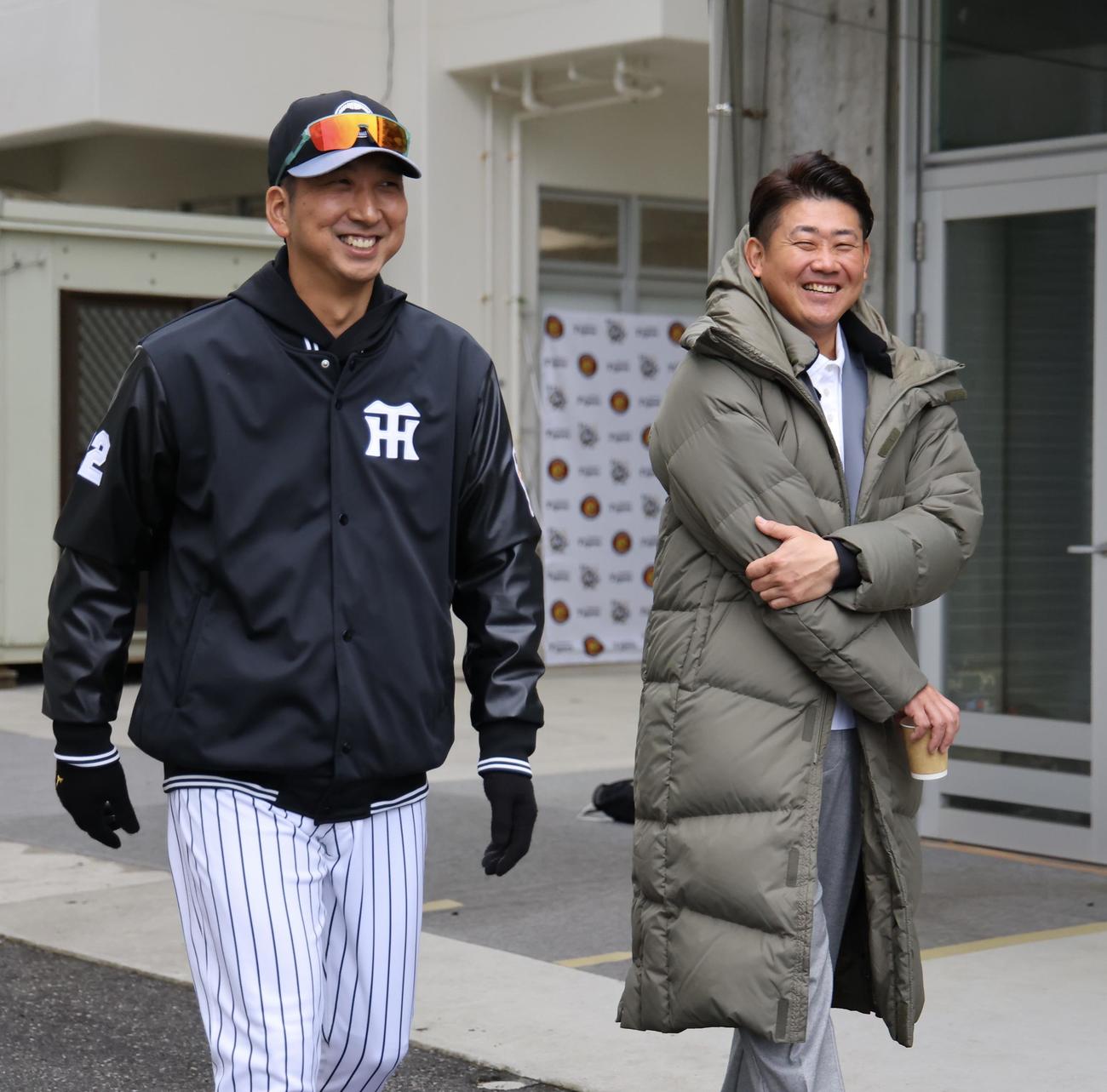 春季キャンプで話をする藤川監督（左）と松坂大輔氏（2025年2月撮影）