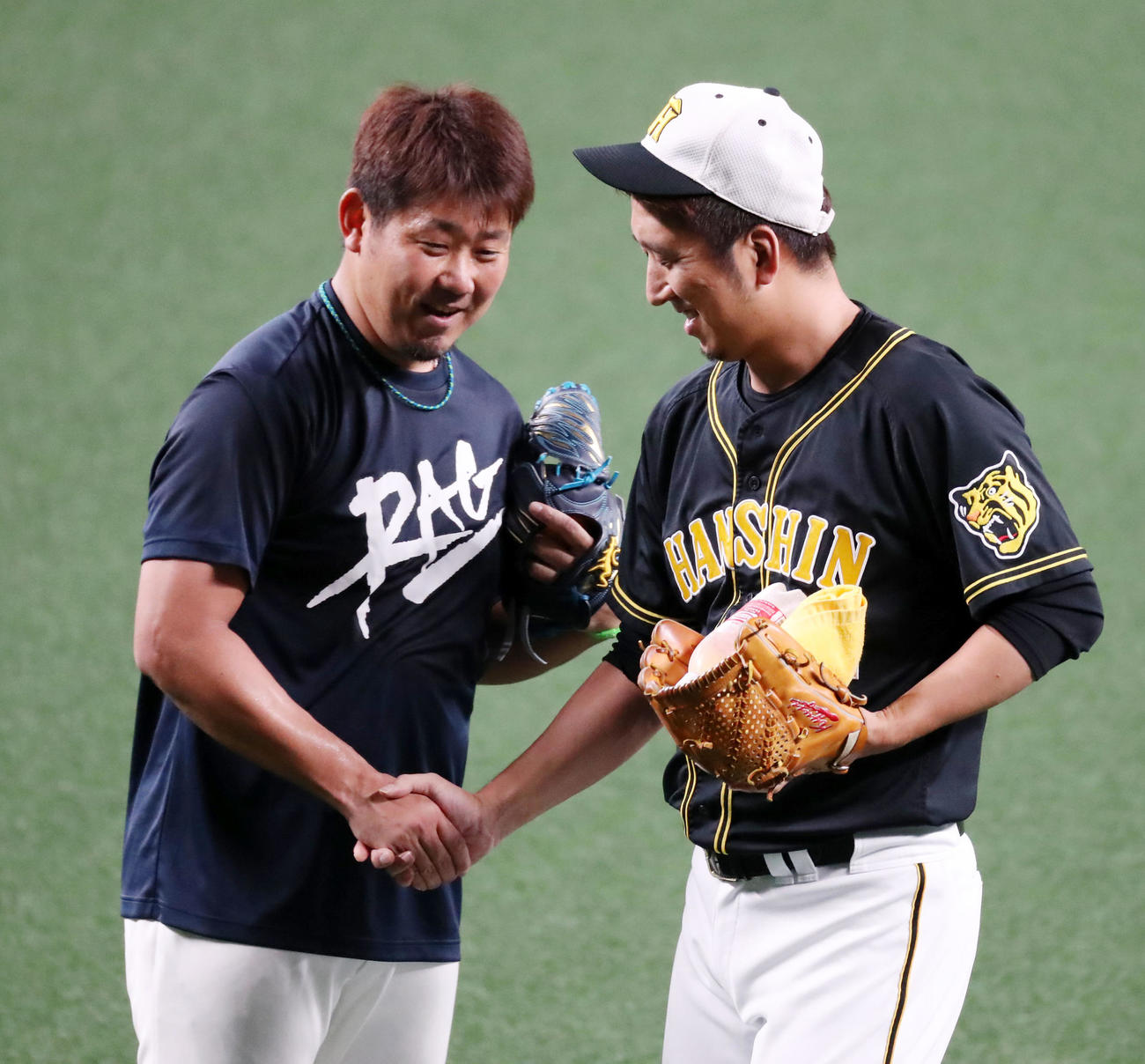 現役時代、握手する藤川球児と松坂大輔（2018年8月撮影）