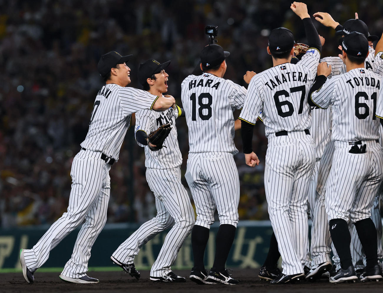 阪神対広島　リーグ優勝を決め、喜ぶ阪神木浪（左端）と近本（撮影・藤尾明華）