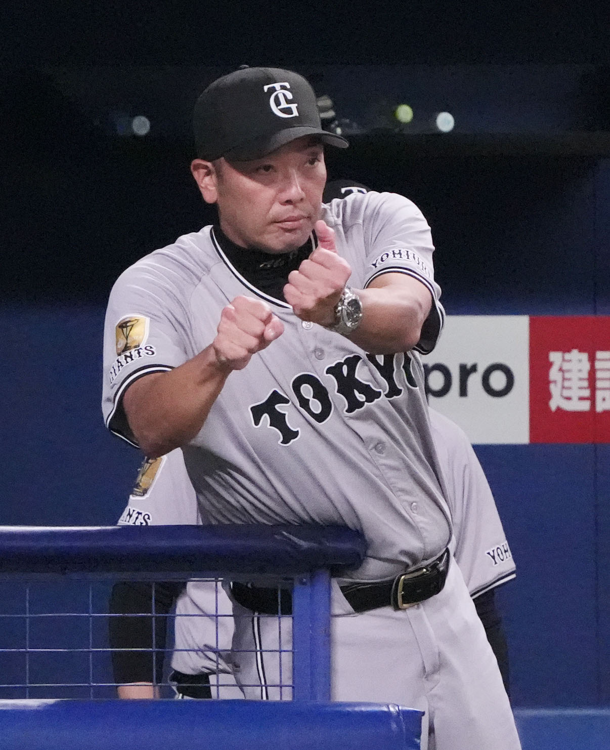 中日対巨人　7回表巨人2死一塁、代打を告げる阿部監督（撮影・森本幸一）