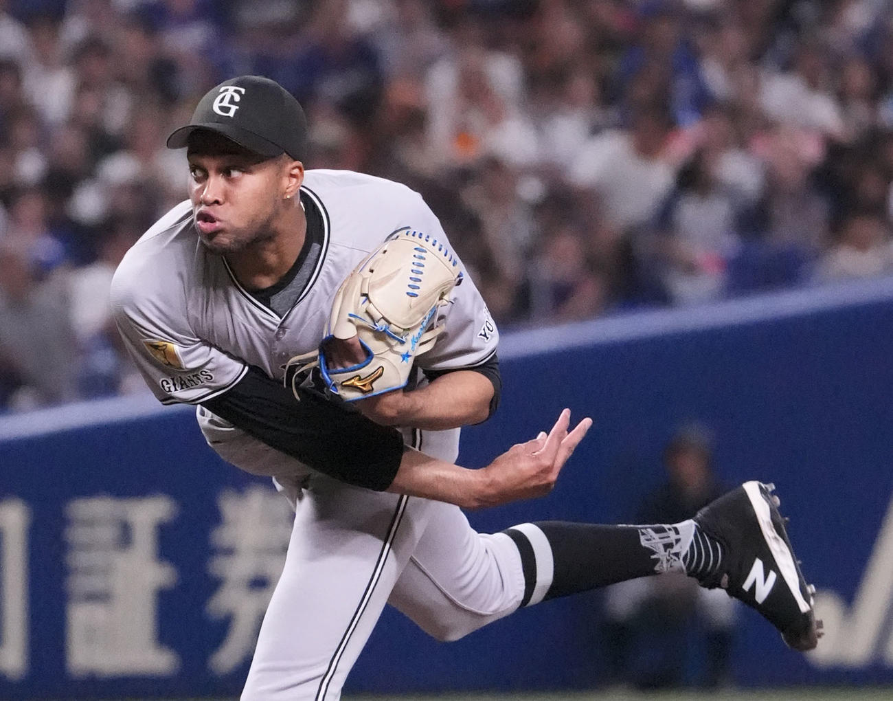 9回裏、巨人6番手で登板するマルティネス（撮影・森本幸一）