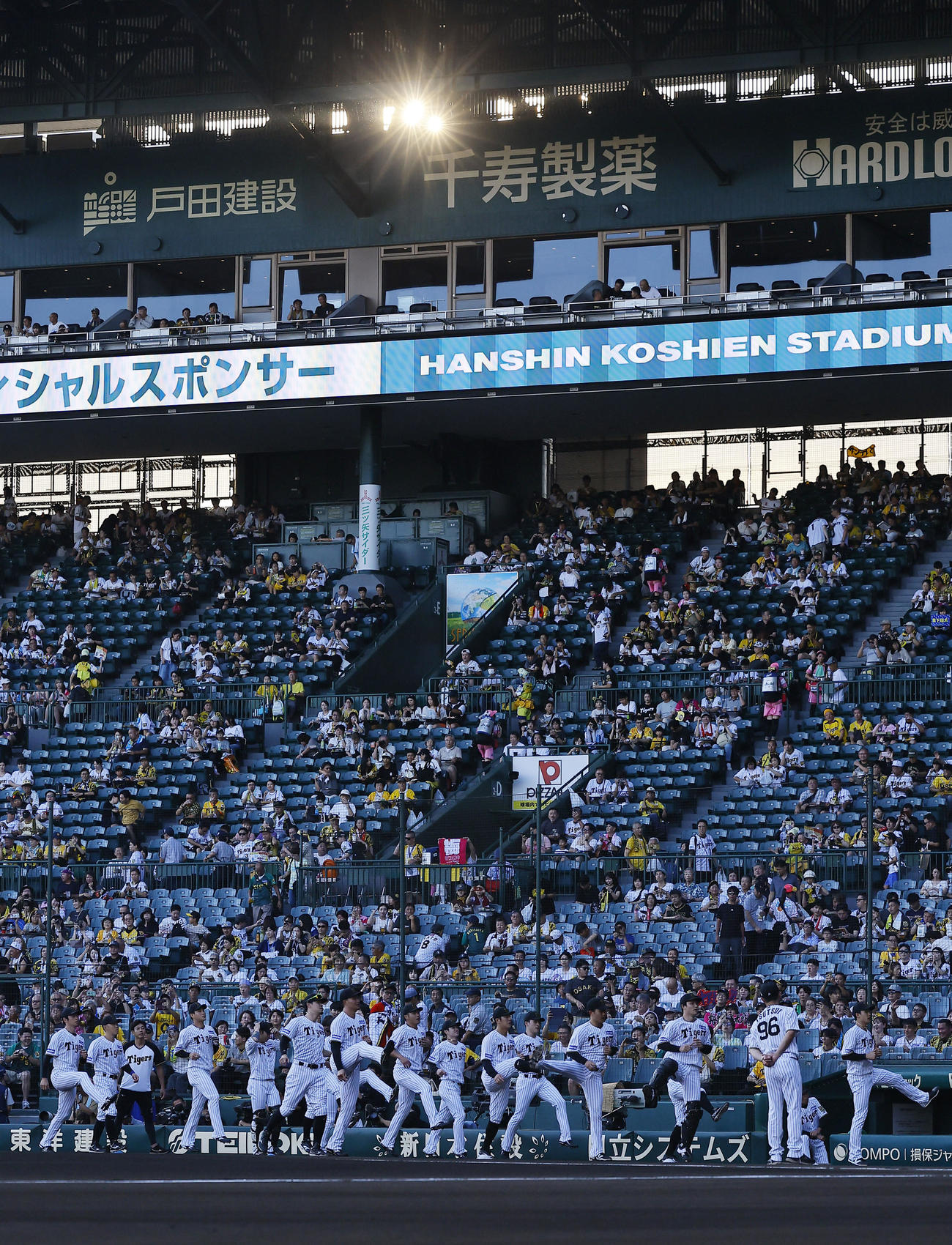 阪神対広島　ウオーミングアップする阪神ナイン（撮影・藤尾明華）