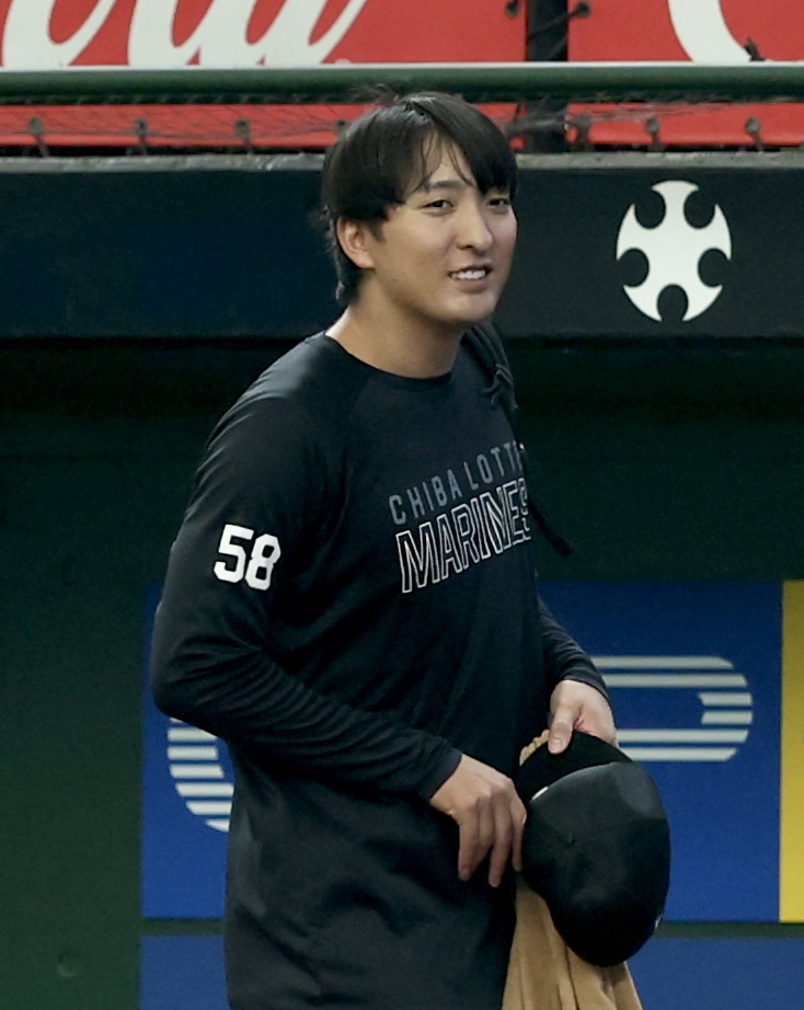 西武対ロッテ　試合前、練習に臨むロッテ河村（撮影・河田真司）