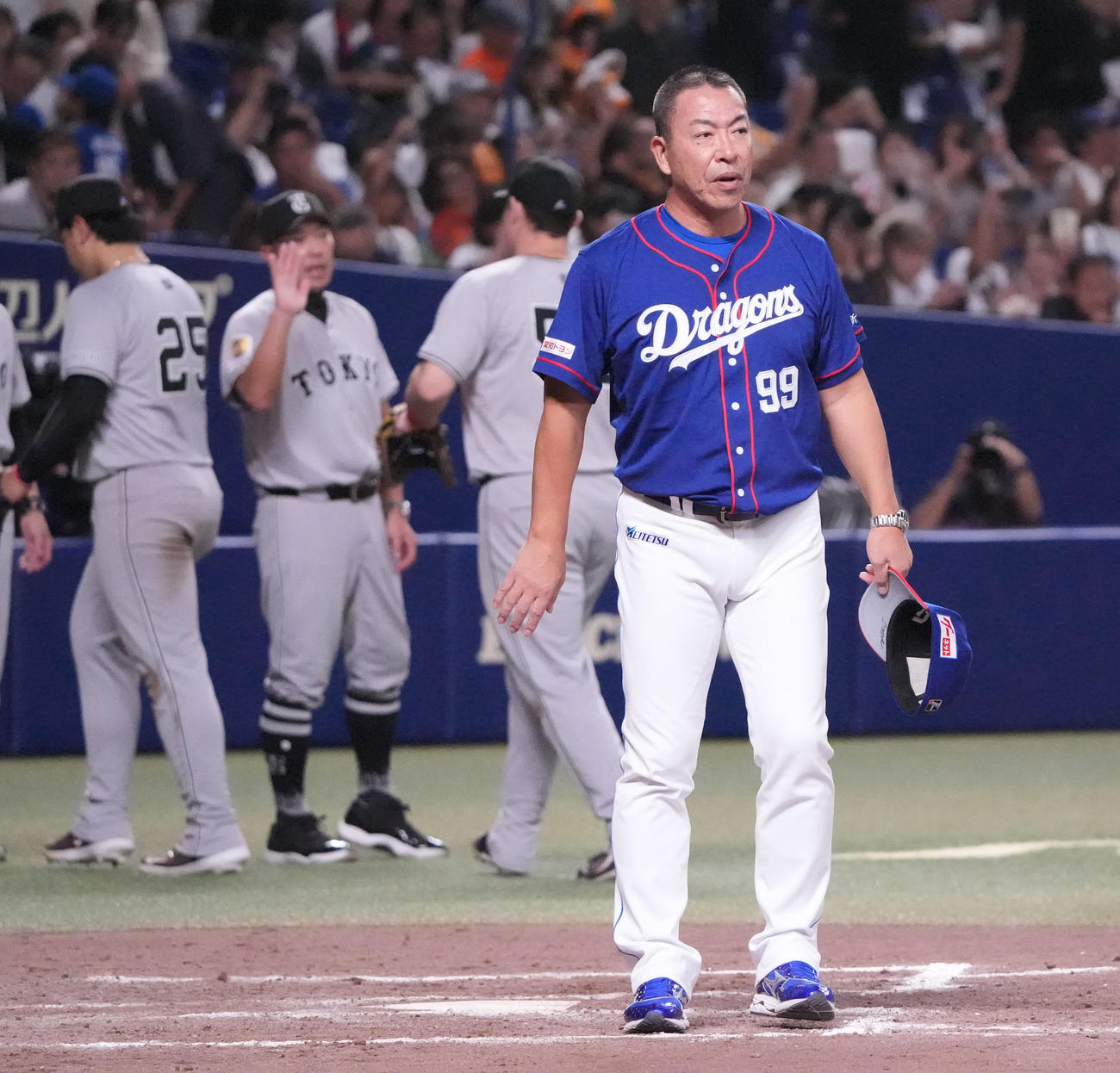 中日対巨人　試合終了、井上監督（右）は整列しスタンドの観客にあいさつをする（撮影・森本幸一）