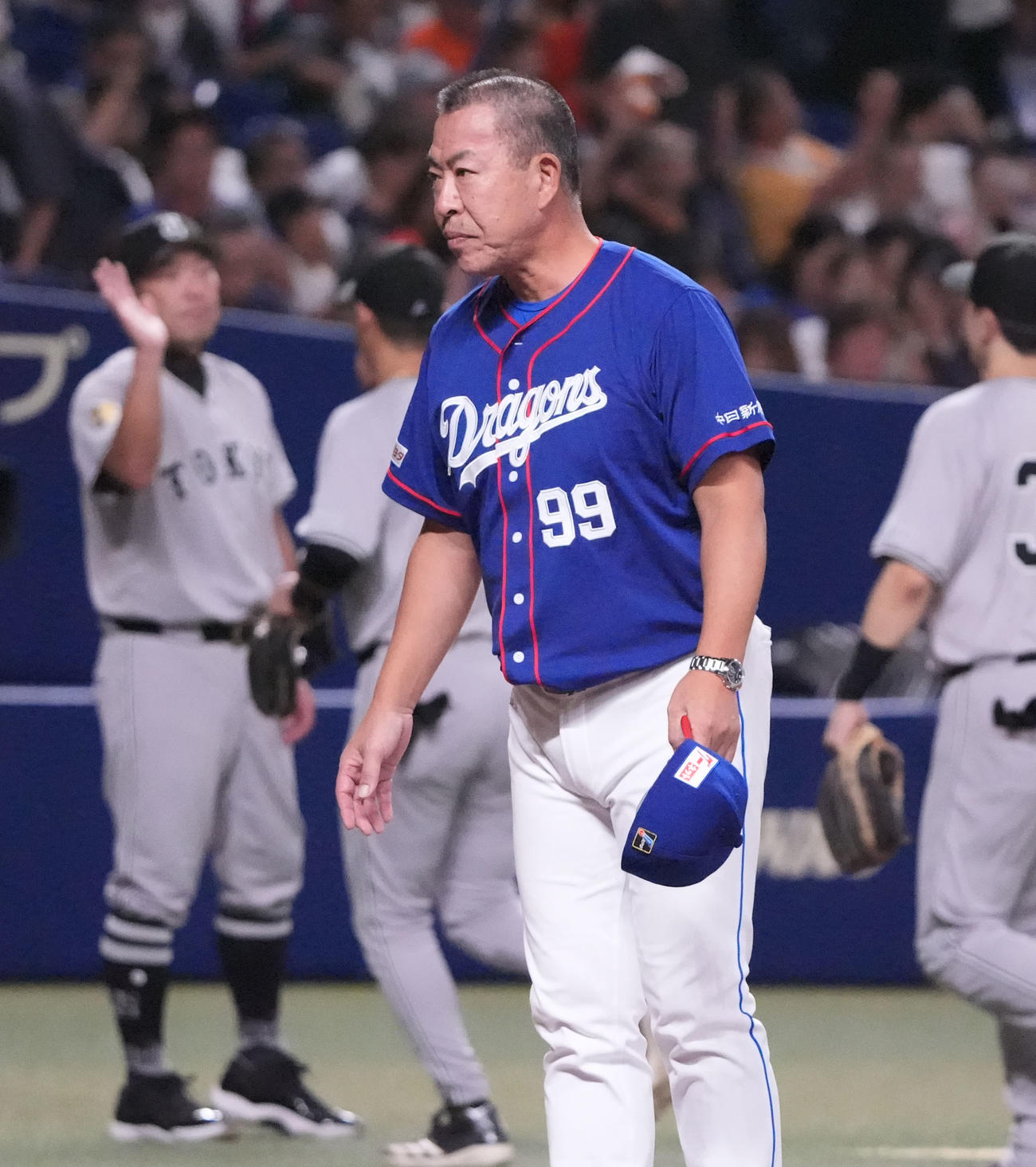 中日対巨人　試合終了、井上監督（手前）は整列しスタンドの観客にあいさつをする（撮影・森本幸一）