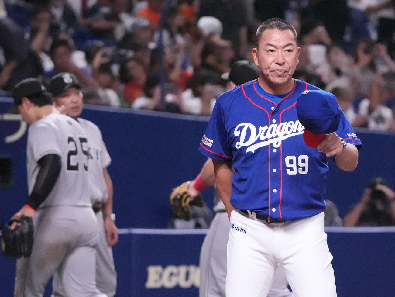 中日対巨人　試合終了、井上監督（右）は整列しスタンドの観客にあいさつをする（撮影・森本幸一）