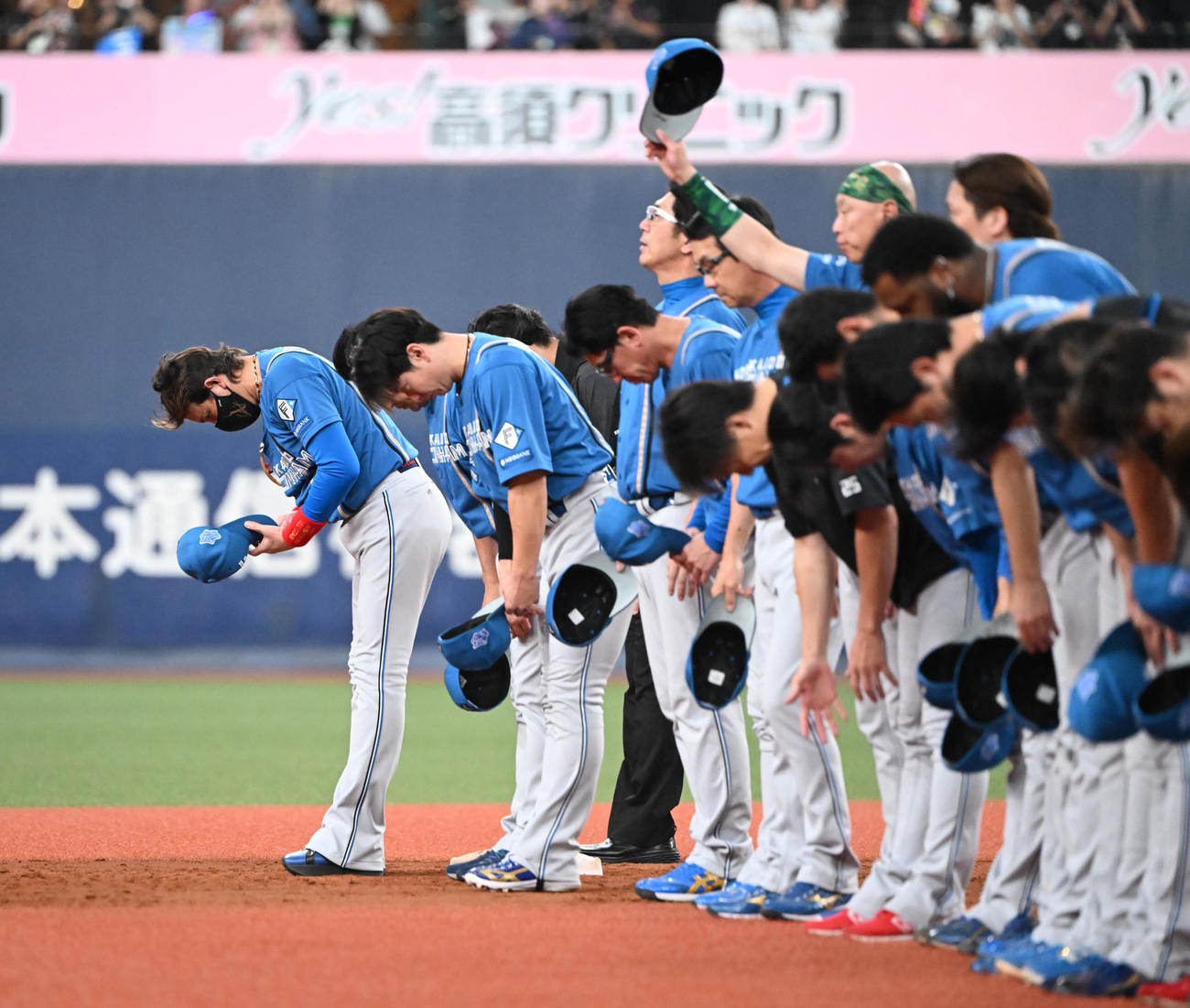 オリックス対日本ハム　京セラ最終戦となり日本ハム応援団に向けて頭を下げる日本ハム新庄監督（撮影・和賀正仁）