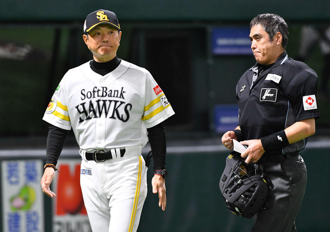 4回裏終了後、投手の交代を告げてベンチへ戻る小久保監督（左）（撮影・岩下翔太）