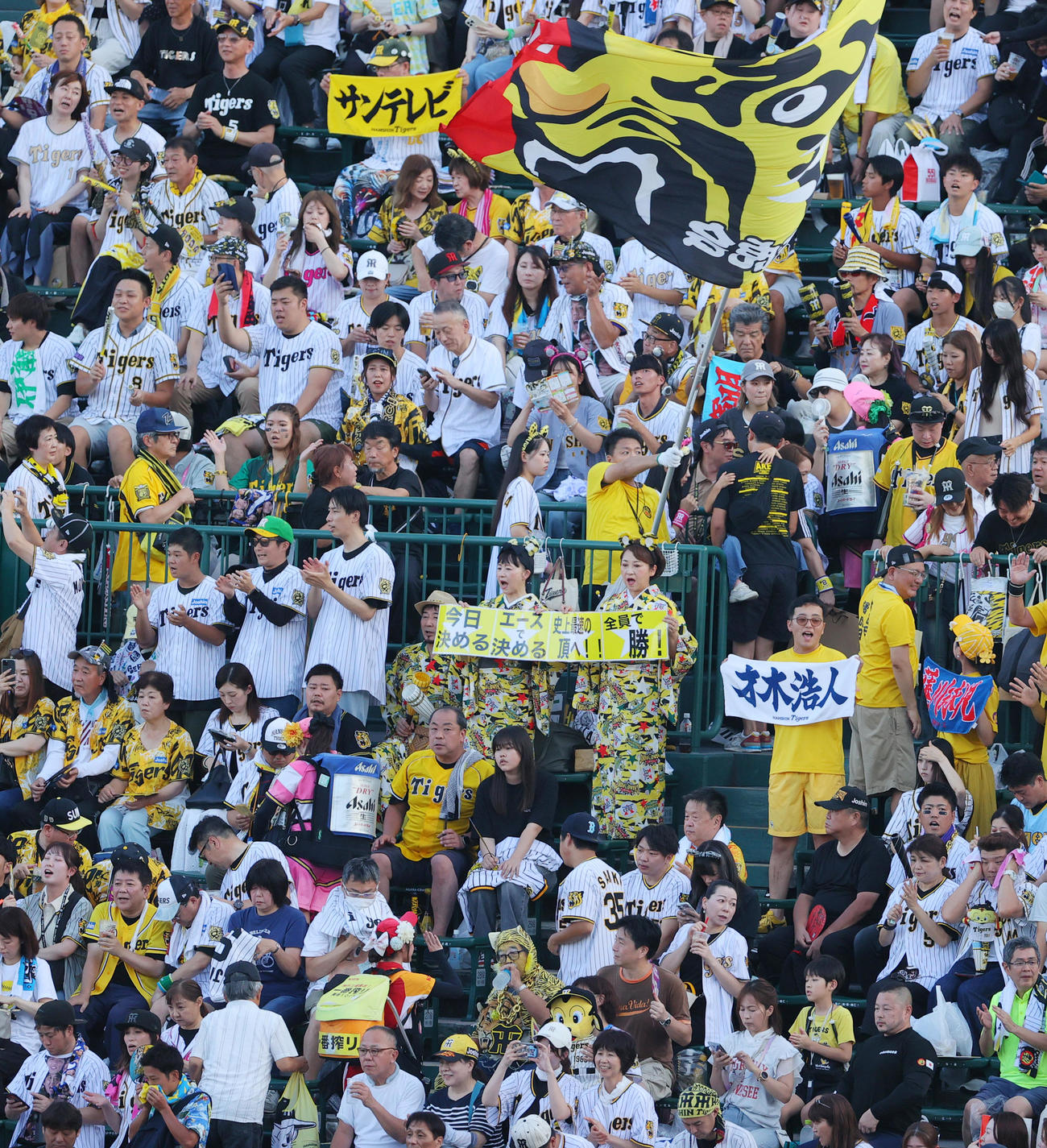 試合を前に盛り上がる阪神ファン（撮影・上山淳一）