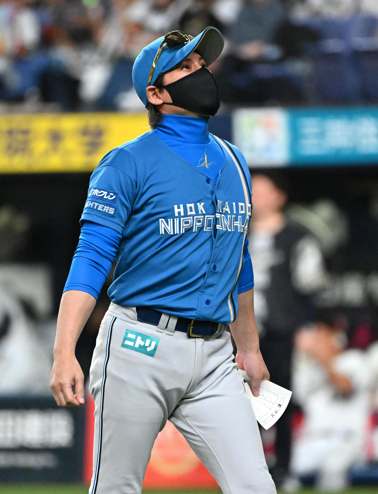 オリックス対日ハム　メンバー表を交換しベンチに引き揚げる日ハム新庄監督（撮影・石井愛子）