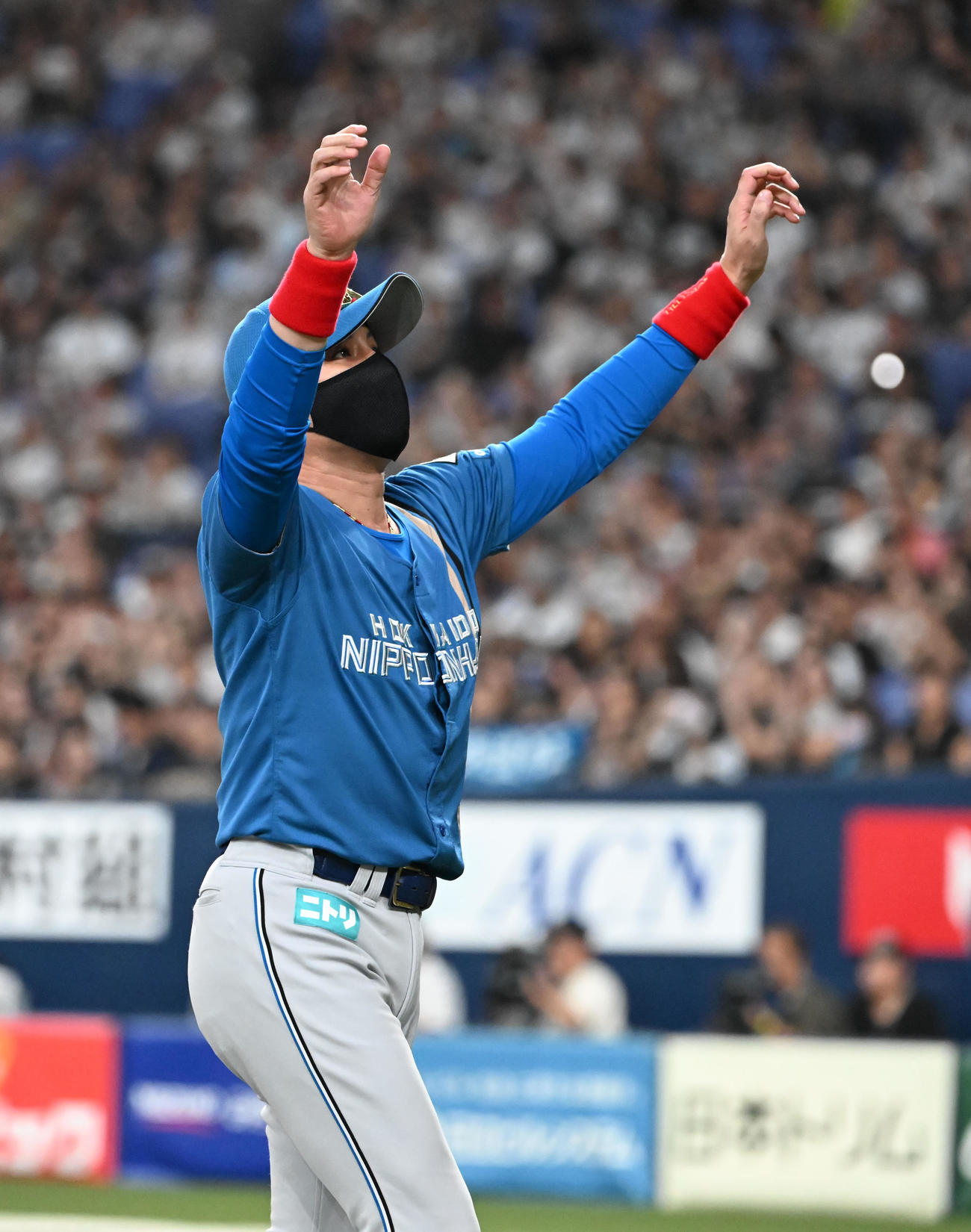 オリックス対日本ハム　京セラ最終戦となりファンに手を振って引き揚げる日本ハム新庄監督（撮影・和賀正仁）