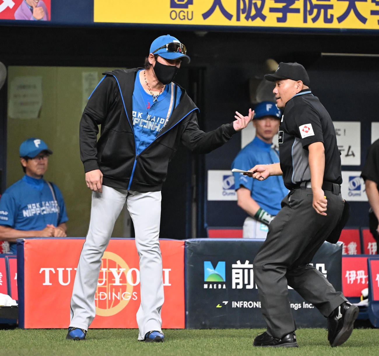 オリックス対日本ハム　6回、2番手に宮西を起用する日本ハム新庄監督（撮影・和賀正仁）