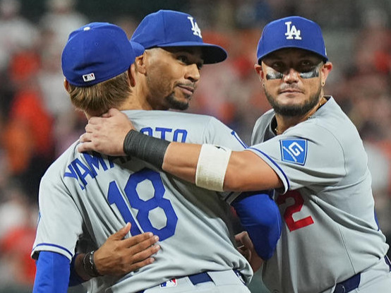 オリオールズ対ドジャース　9回裏オリオールズ2死、ホリデーにソロ本塁打を打たれ、ノーヒットノーランを逃した山本（中央）は、ナインにハグされて降板する（撮影・菅敏）