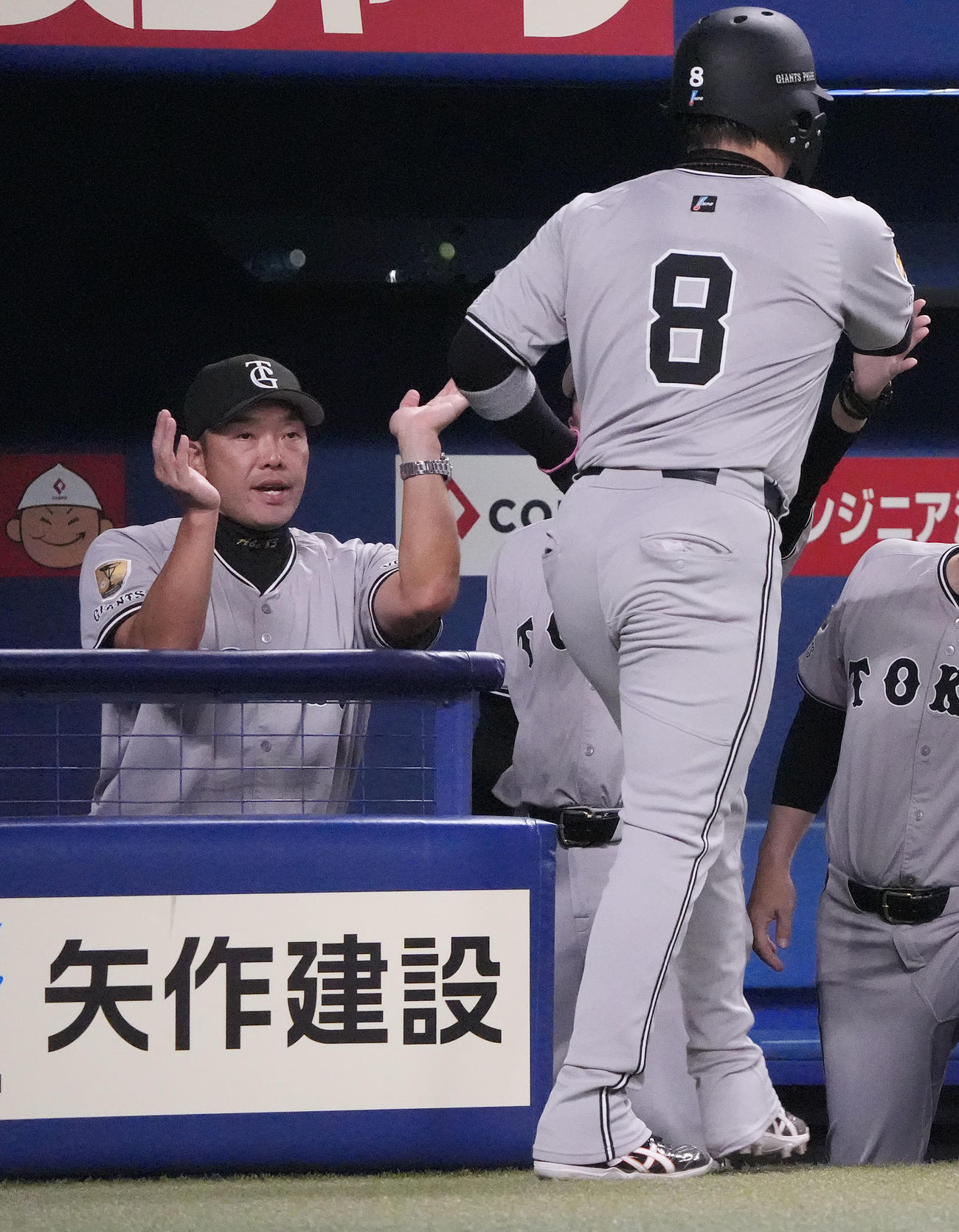 中日対巨人　4回表巨人2死二塁、阿部監督（左）は泉口の右適時二塁打で生還した丸を迎える（撮影・森本幸一）