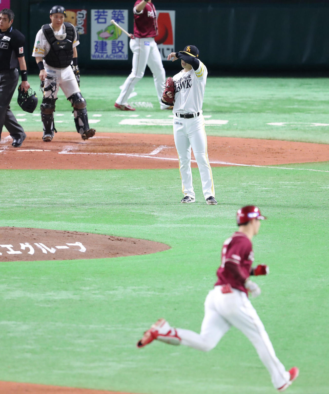 ソフトバンク対楽天　4回表楽天2死一塁、太田に勝ち越しとなる2点本塁打を浴びた松本晴（撮影・梅根麻紀）