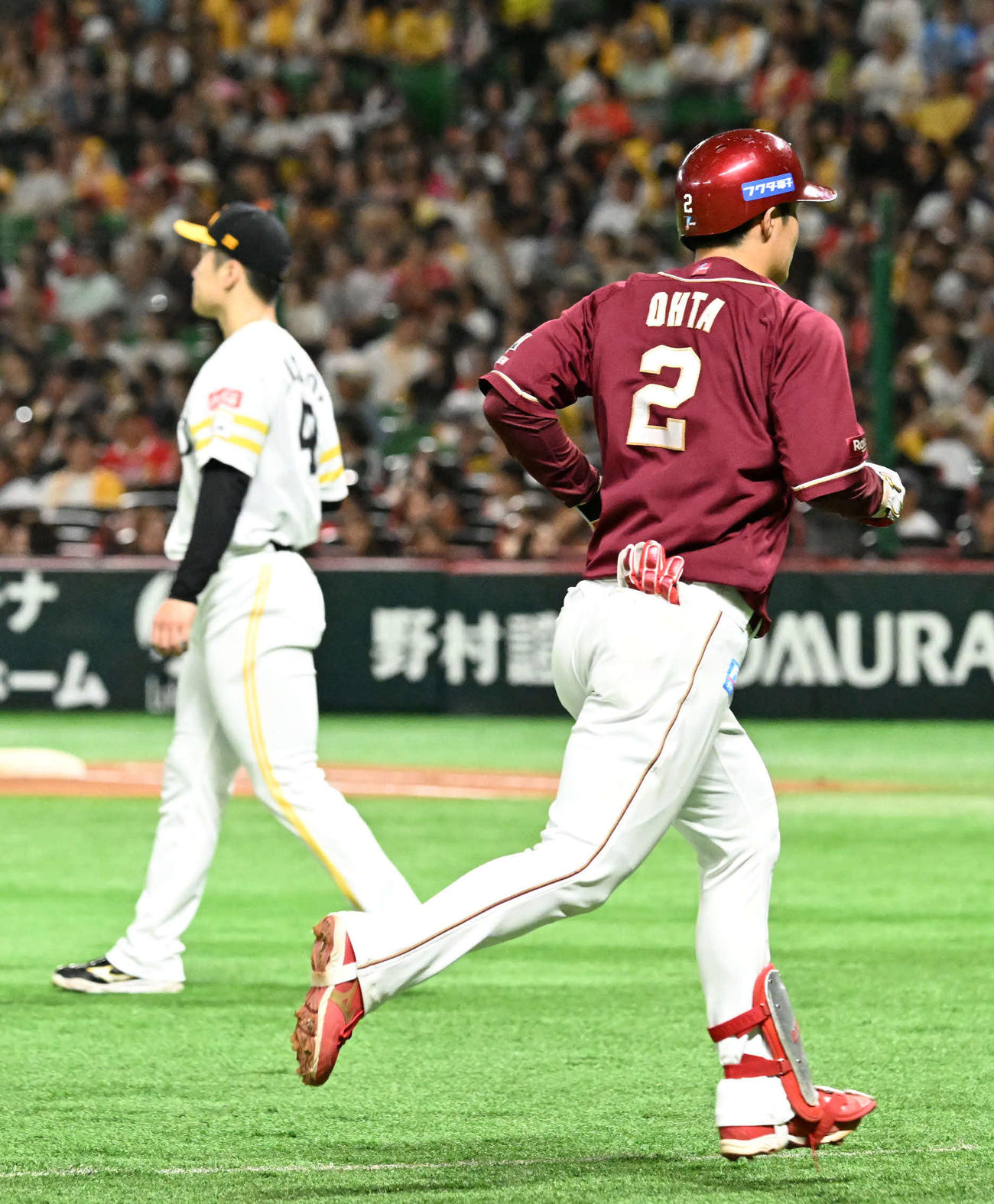 ソフトバンク対楽天　4回表楽天2死一塁、松本晴（左）は太田に勝ち越し2点本塁打を許す（撮影・林敢治）