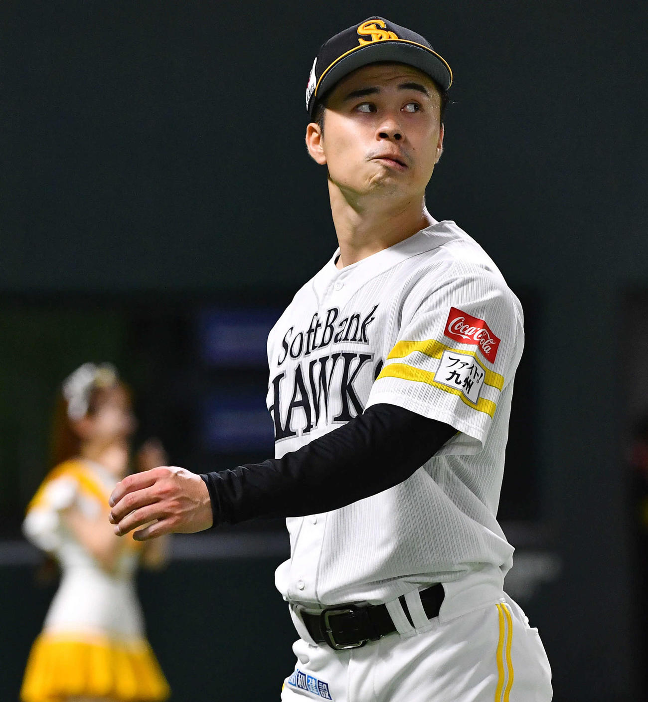 ソフトバンク対楽天　4回表終了後、太田の2点本塁打で勝ち越しを許した松本晴は悔しそうな表情でベンチへ戻る（撮影・岩下翔太）