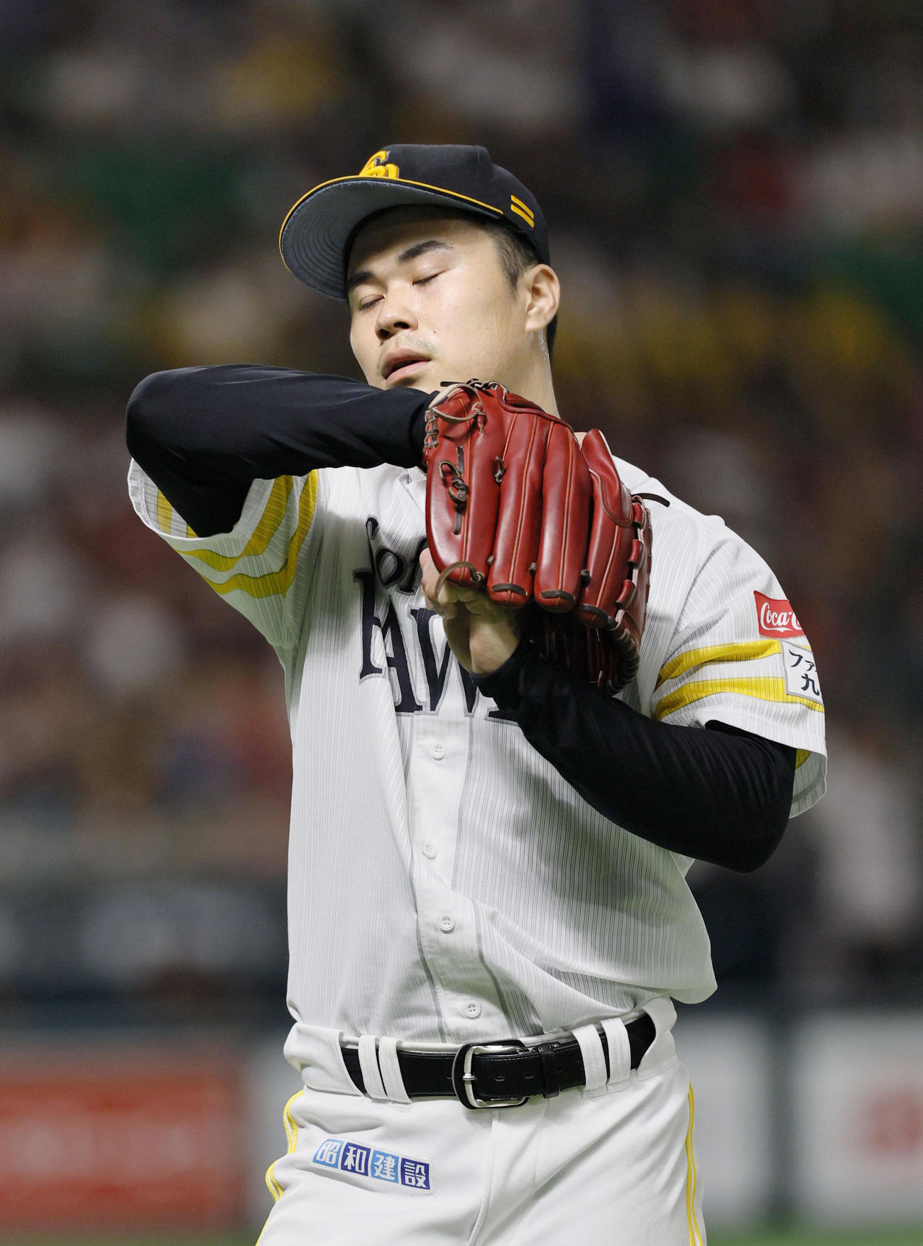 4回を投げ終え、ベンチに戻るソフトバンク・松本晴（共同）