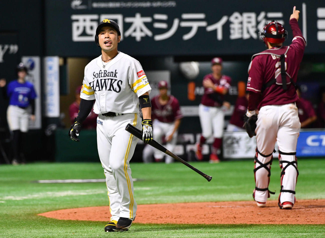 ソフトバンク対楽天　8回裏ソフトバンク2死一、二塁、代打の近藤は空振り三振に倒れ、悔しそうに舌を出す（撮影・岩下翔太）