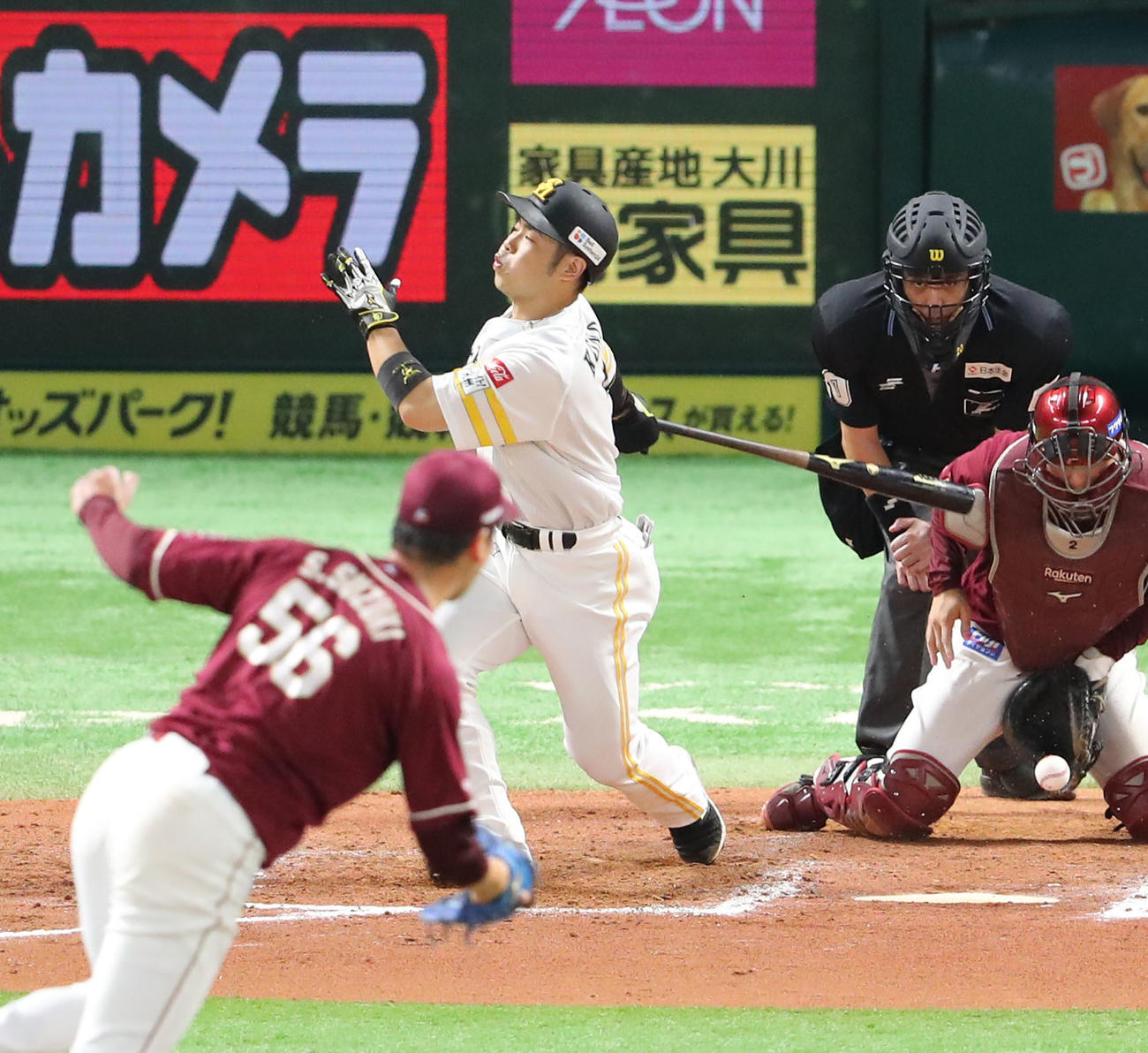 ソフトバンク対楽天　8回裏ソフトバンク2死一、二塁、近藤は空振りの三振（撮影・梅根麻紀）