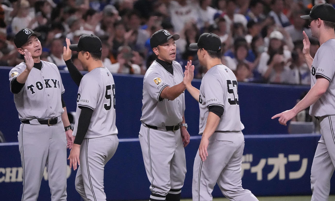 中日対巨人　試合終了、阿部監督（中央）はナインを迎える（撮影・森本幸一）