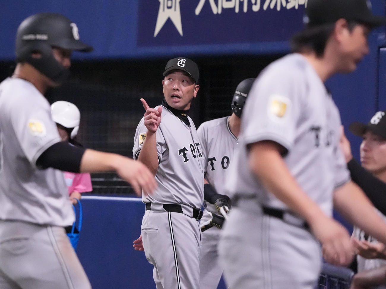 中日対巨人　3回表終了、阿部監督（中央）は選手交代を告げベンチへ戻る（撮影・森本幸一）